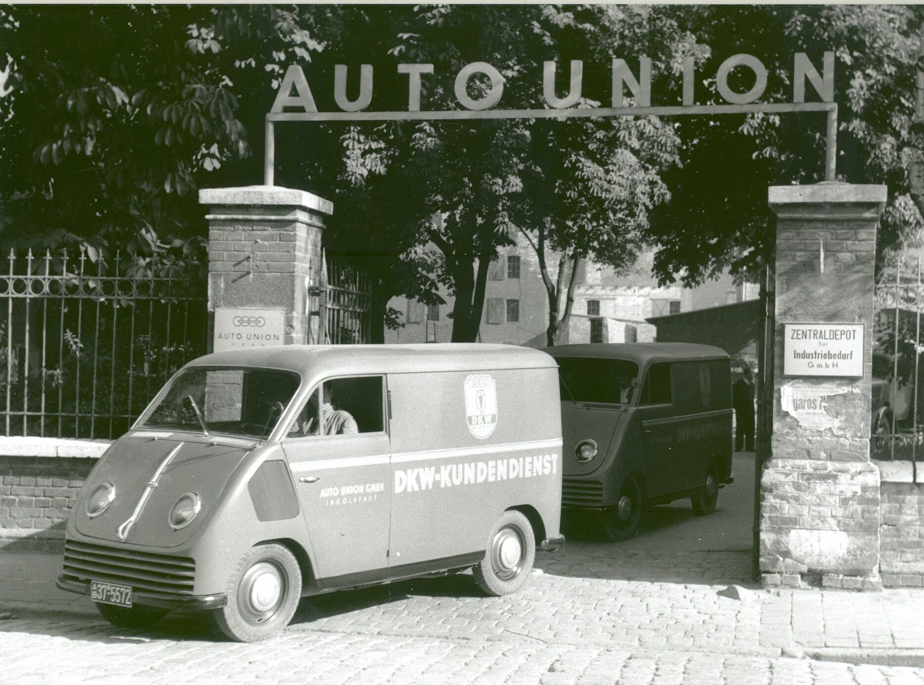 Neubeginn vor 75 Jahren - Der 3. September 1949 markiert ein wichtiges Datum in der Unternehmensgeschichte von Audi: In Ingolstadt wird die Auto Union GmbH gegründet. Hier ein DKW Schnelllaster vor dem Firmensitz an der Schrannenstraße, aufgenommen im...