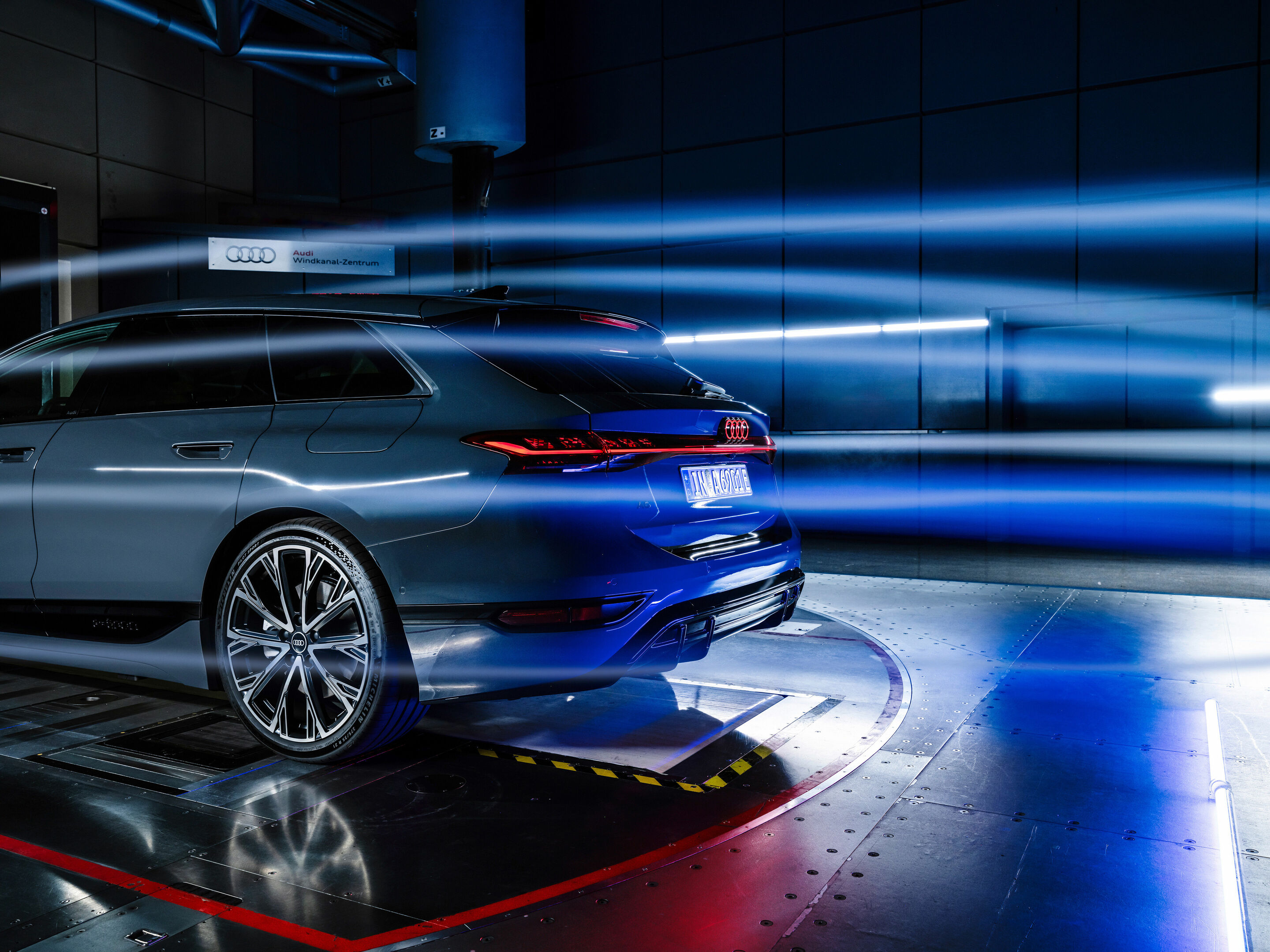 Der Audi A6 Avant e-tron mit einem cw-Wert von 0,24 - Der Audi A6 Avant e-tron mit einem cw-Wert von 0,24. Im Bild: Veranschaulichung im Windkanal am Audi Standort Ingolstadt
