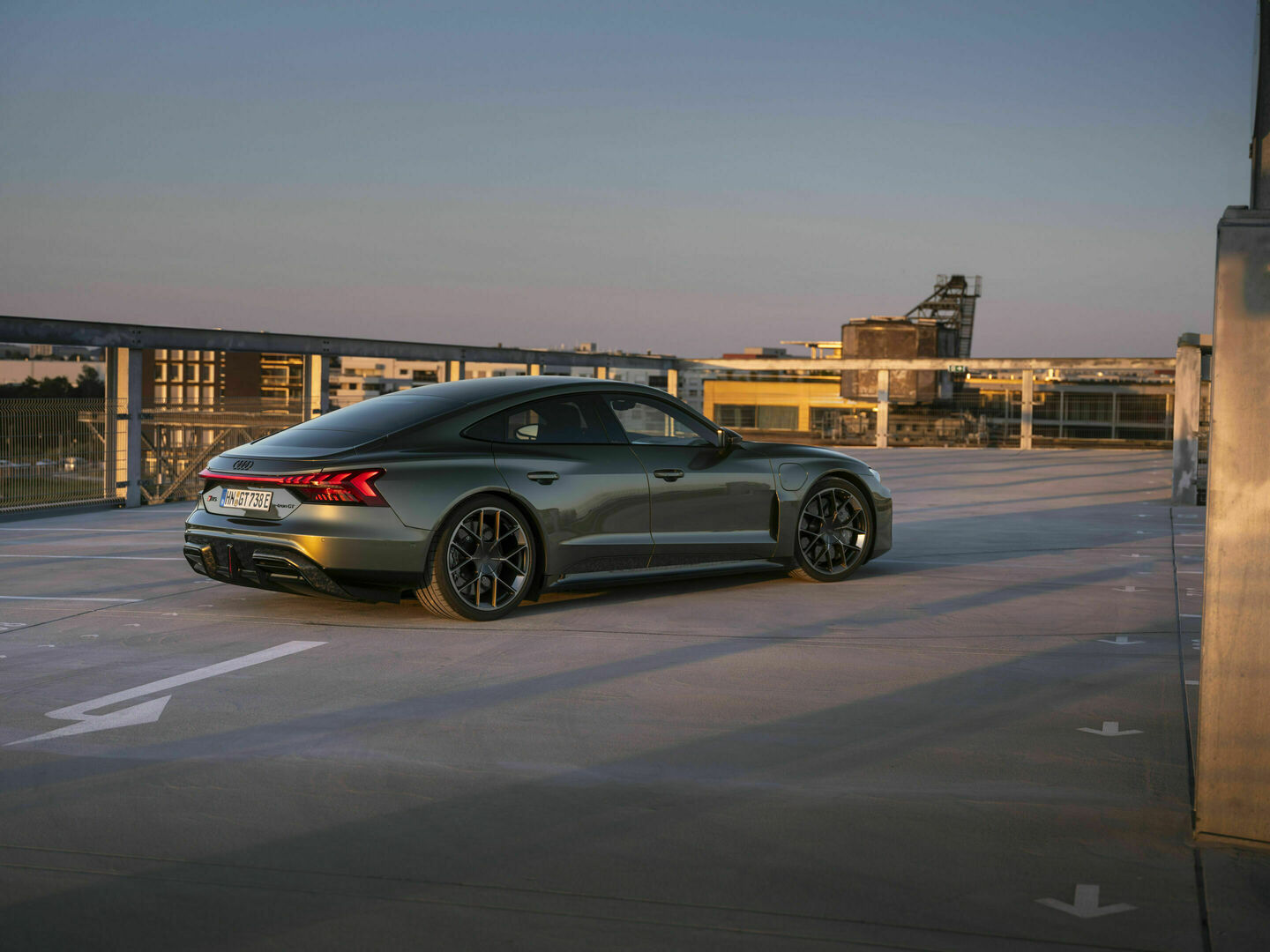 Audi RS e-tron GT performance, Static photo,
color: Oak green metallic, customized paint finish, Audi exclusive