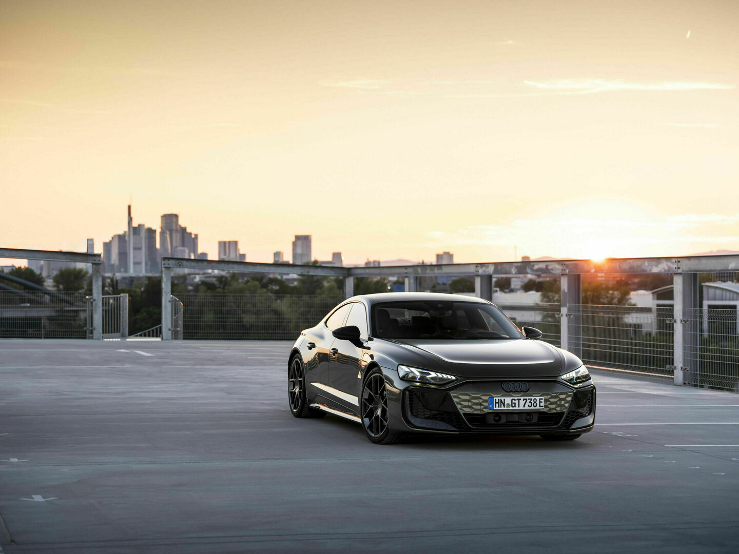 Audi RS e-tron GT performance, Static photo,
color: Oak green metallic, customized paint finish, Audi exclusive