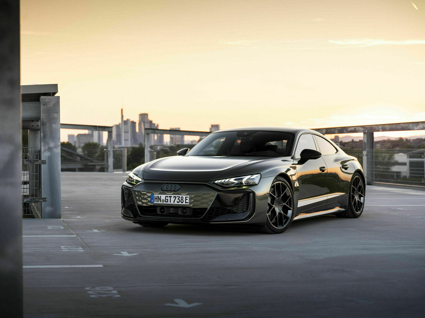 Audi RS e-tron GT performance, The RS e-tron GT performance is the first fully electric RS performance model from Audi and, with a maximum system output of up to 680 kW (925 hp), the most powerful production car from the Four Rings.
Static photo,
color:...