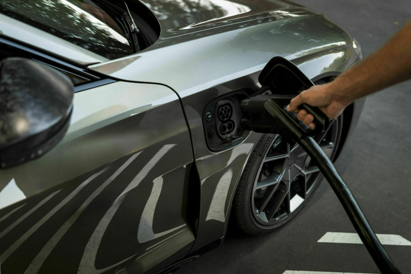 Audi RS e-tron GT performance, Detail,
color: Oak green metallic, customized paint finish, Audi exclusive