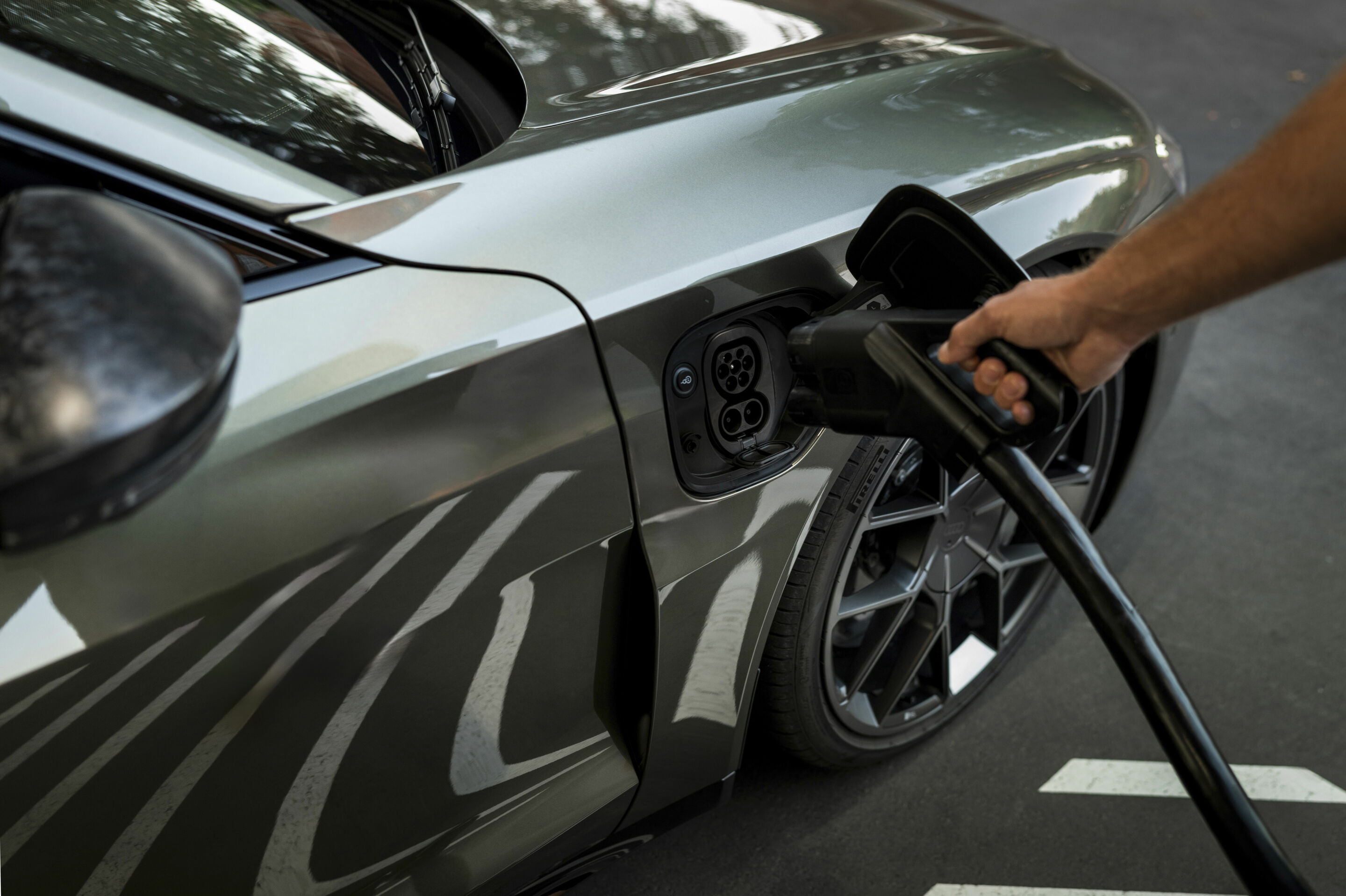 Audi RS e-tron GT performance - Detail,
Farbe: Oakgrün Metallic, Individuallackierung Audi exclusive