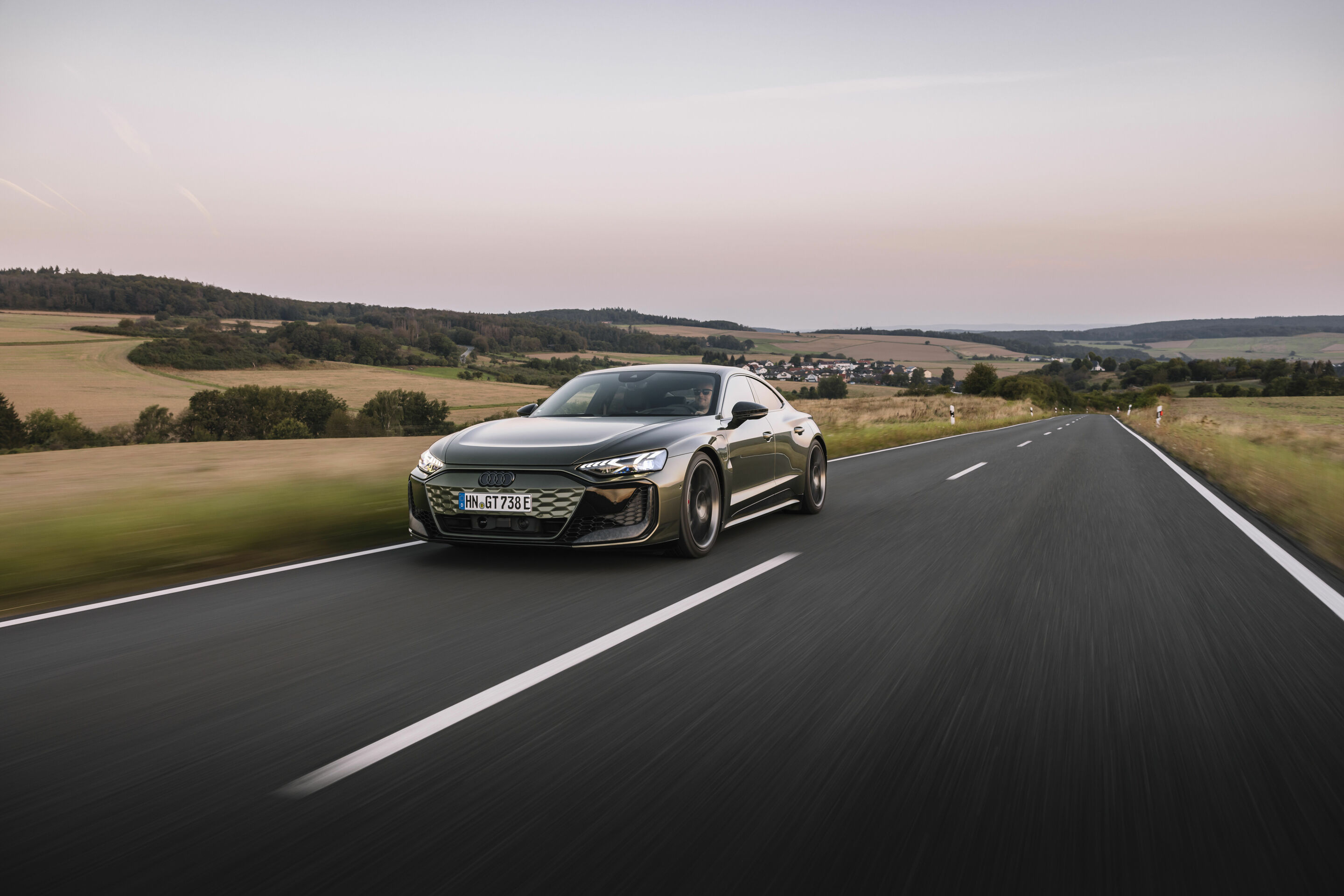 Audi RS e-tron GT performance - Fahraufnahme,
Farbe: Oakgrün Metallic, Individuallackierung Audi exclusive