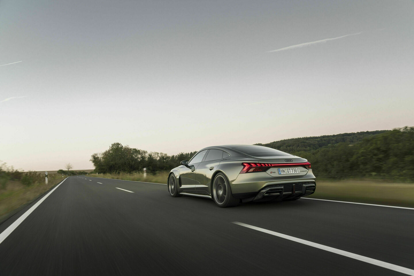 Audi RS e-tron GT performance, Dynamic photo,
color: Oak green metallic, customized paint finish, Audi exclusive
