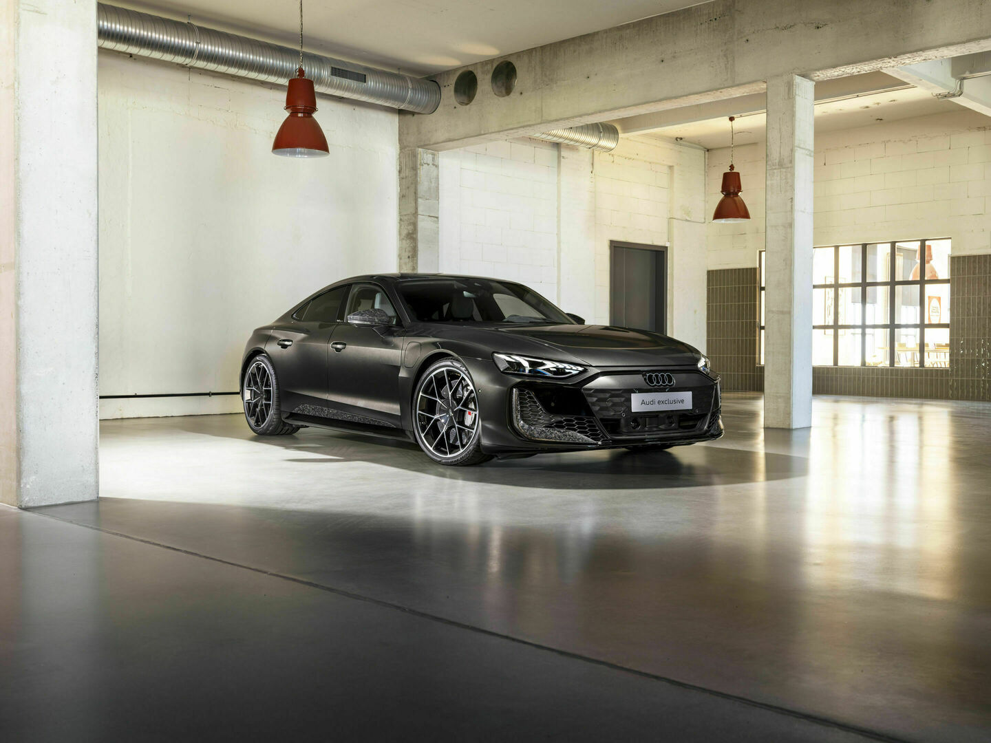 Audi RS e-tron GT performance, Audi exclusive offers almost endless possibilities for customizing the new Audi e-tron GT to perfectly suit the customers preferences.
Static photo,
color: Arabica grey metallic, customized paint finish, Audi exclusive