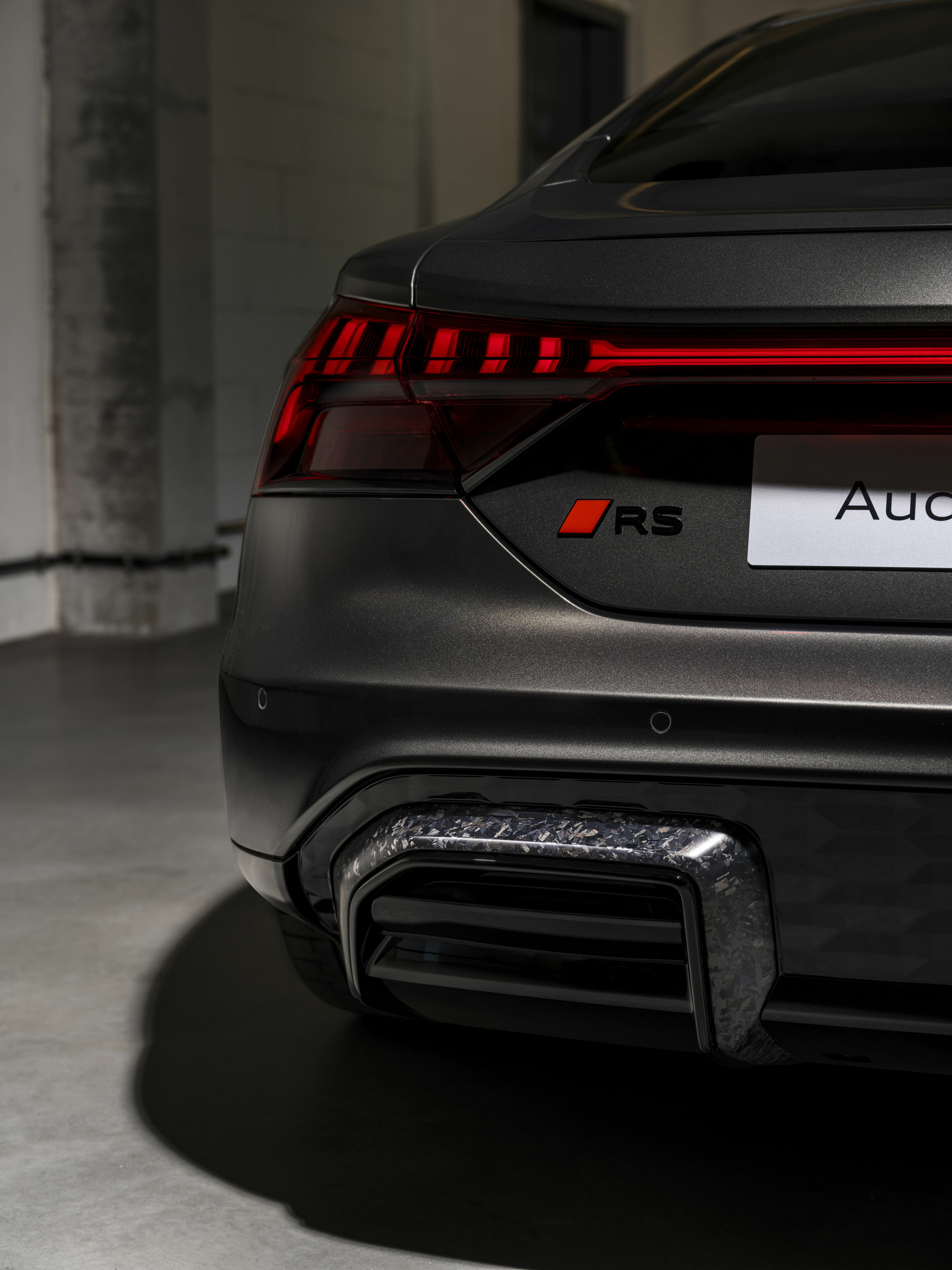 Audi RS e-tron GT performance - Detail,
Colour: Arabica grey metallic, customized paint finish, Audi exclusive