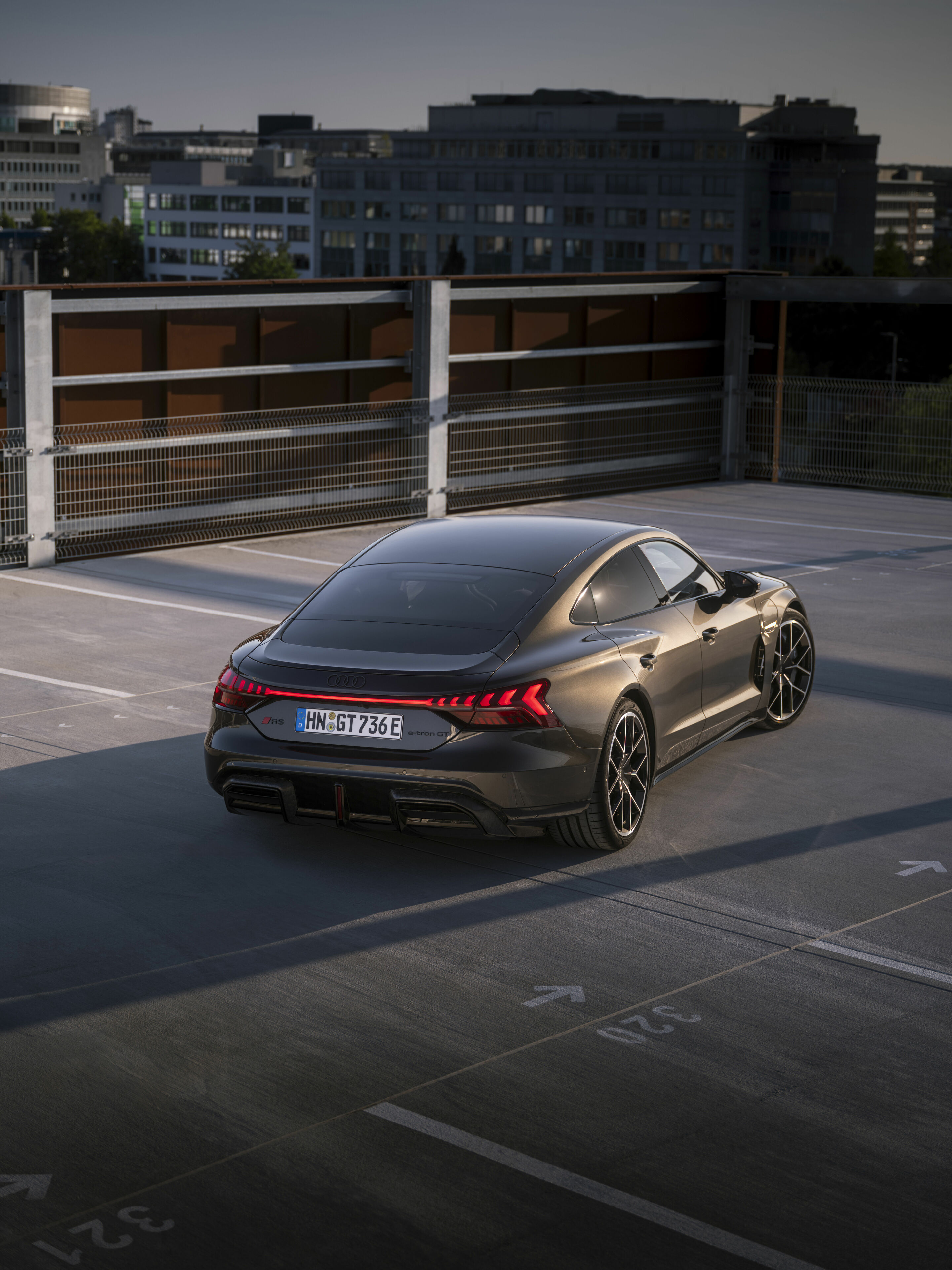 Audi RS e-tron GT performance - Static photo,
Colour: Arabica grey metallic, customized paint finish, Audi exclusive