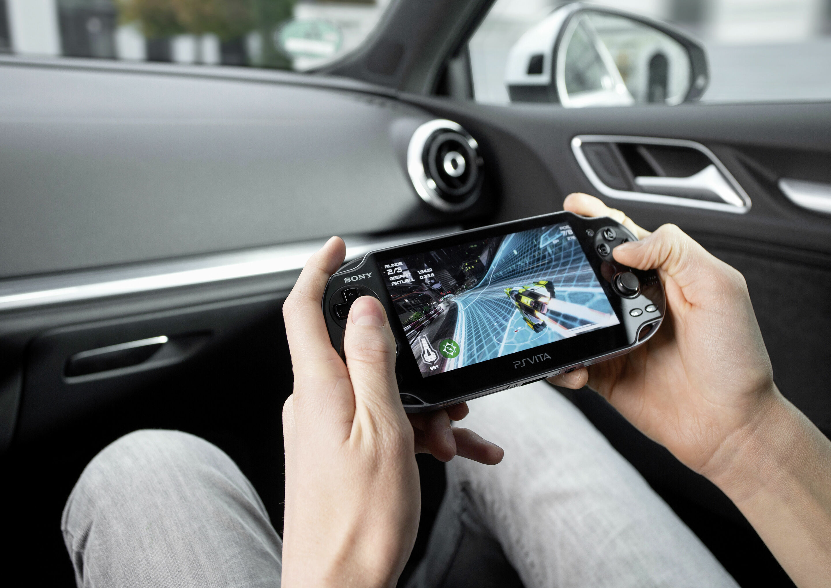 WLAN-Hotspot - Per WLAN-Hotspot können die Passagiere mit bis zu acht mobilen Endgeräten – vom Laptop übers Tablet bis hin zum Smartphone – im Internet surfen.
