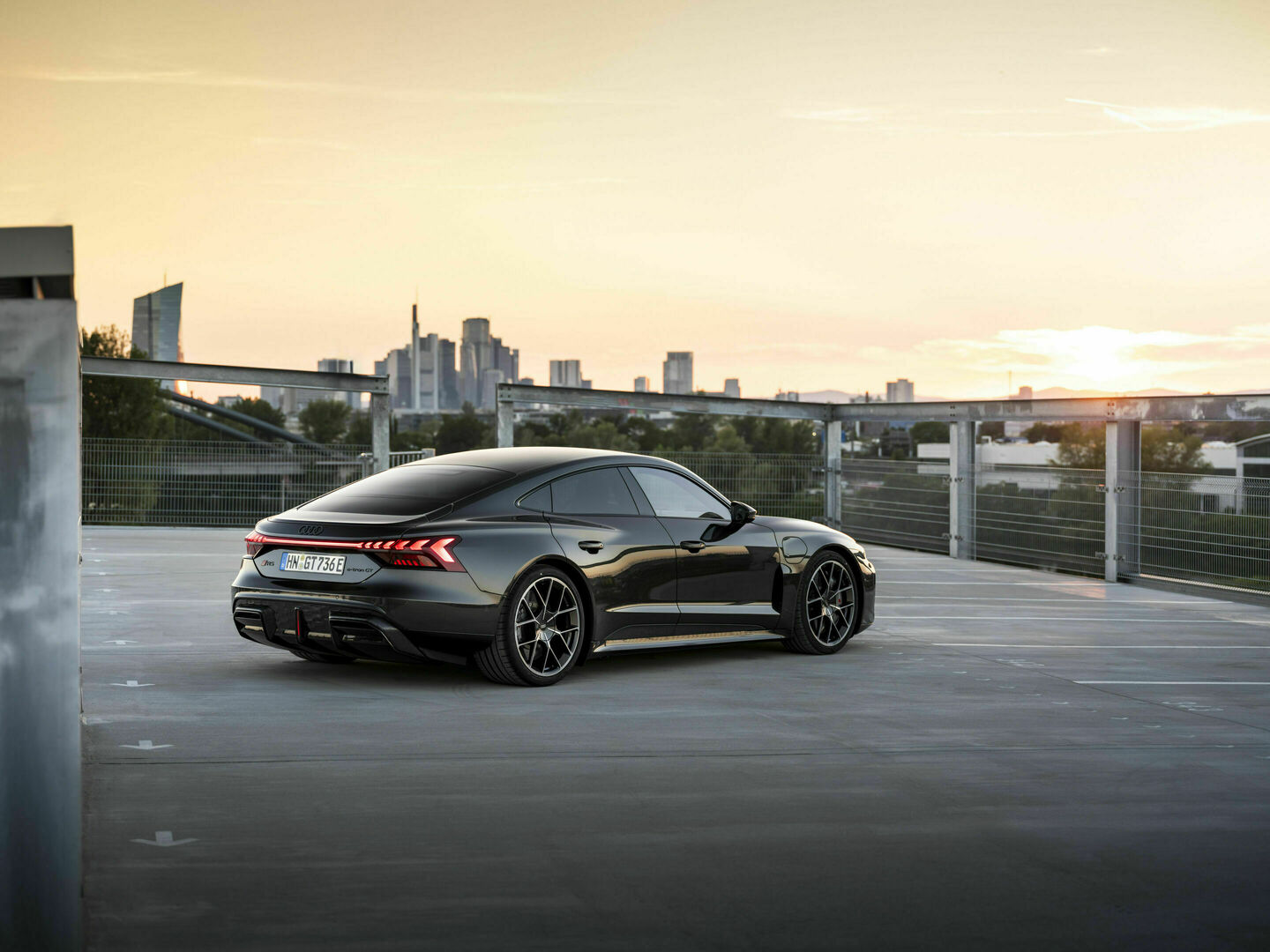 Audi RS e-tron GT performance, Static photo,
color: Arabica grey metallic, customized paint finish, Audi exclusive