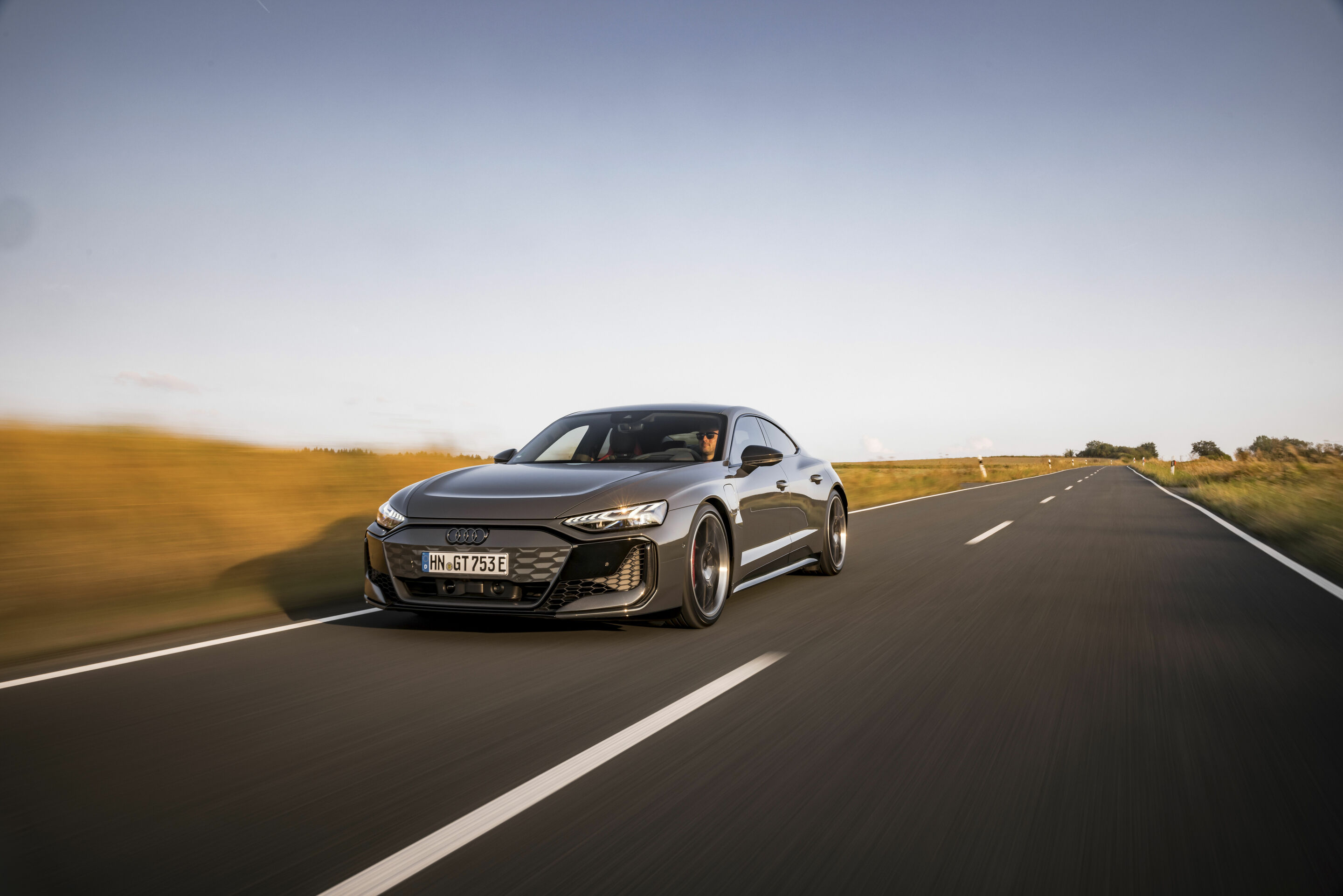 Audi RS e-tron GT - Fahraufnahme,
Farbe: Nimbusgrau Perleffekt