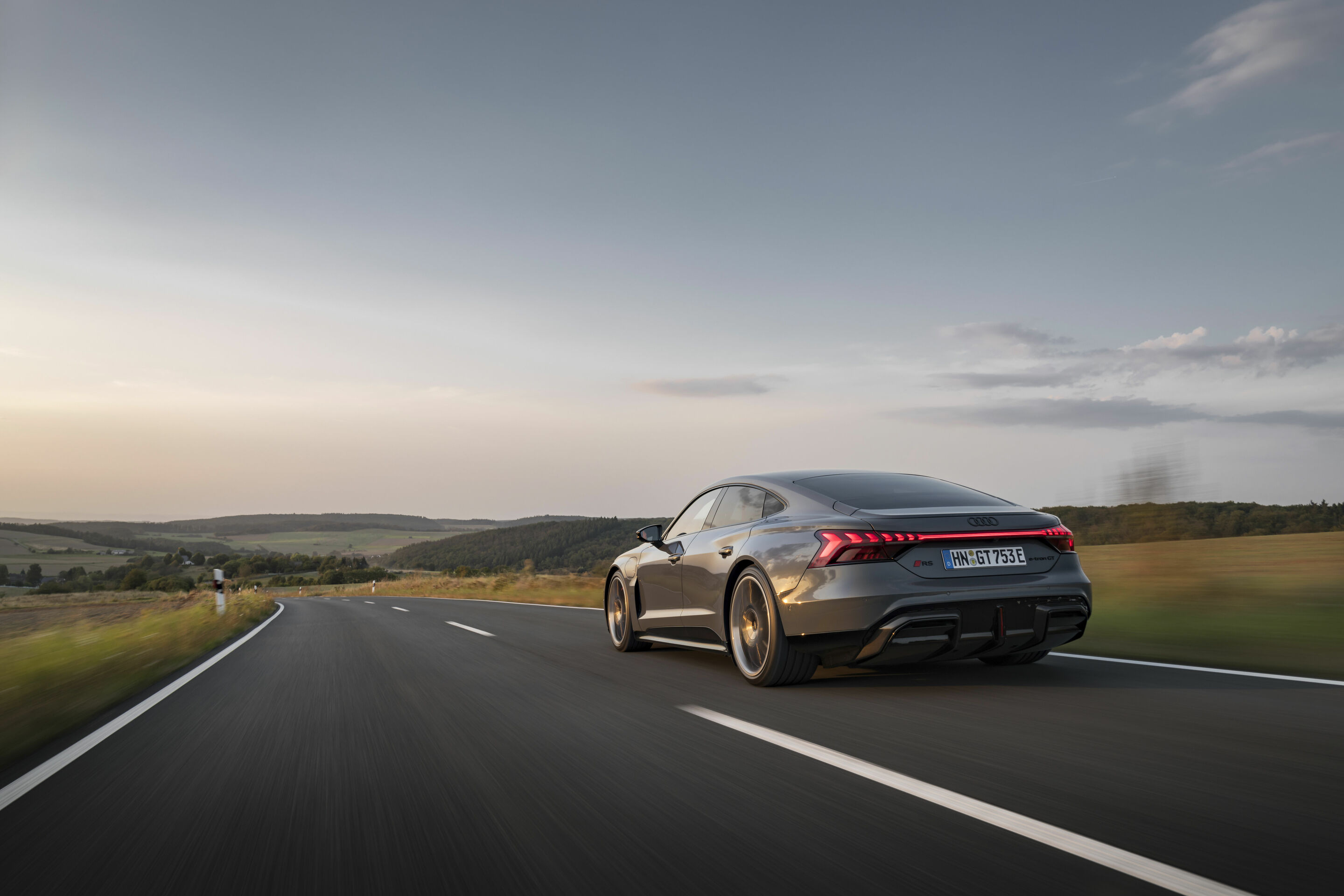 Audi RS e-tron GT - Fahraufnahme,
Farbe: Nimbusgrau Perleffekt
