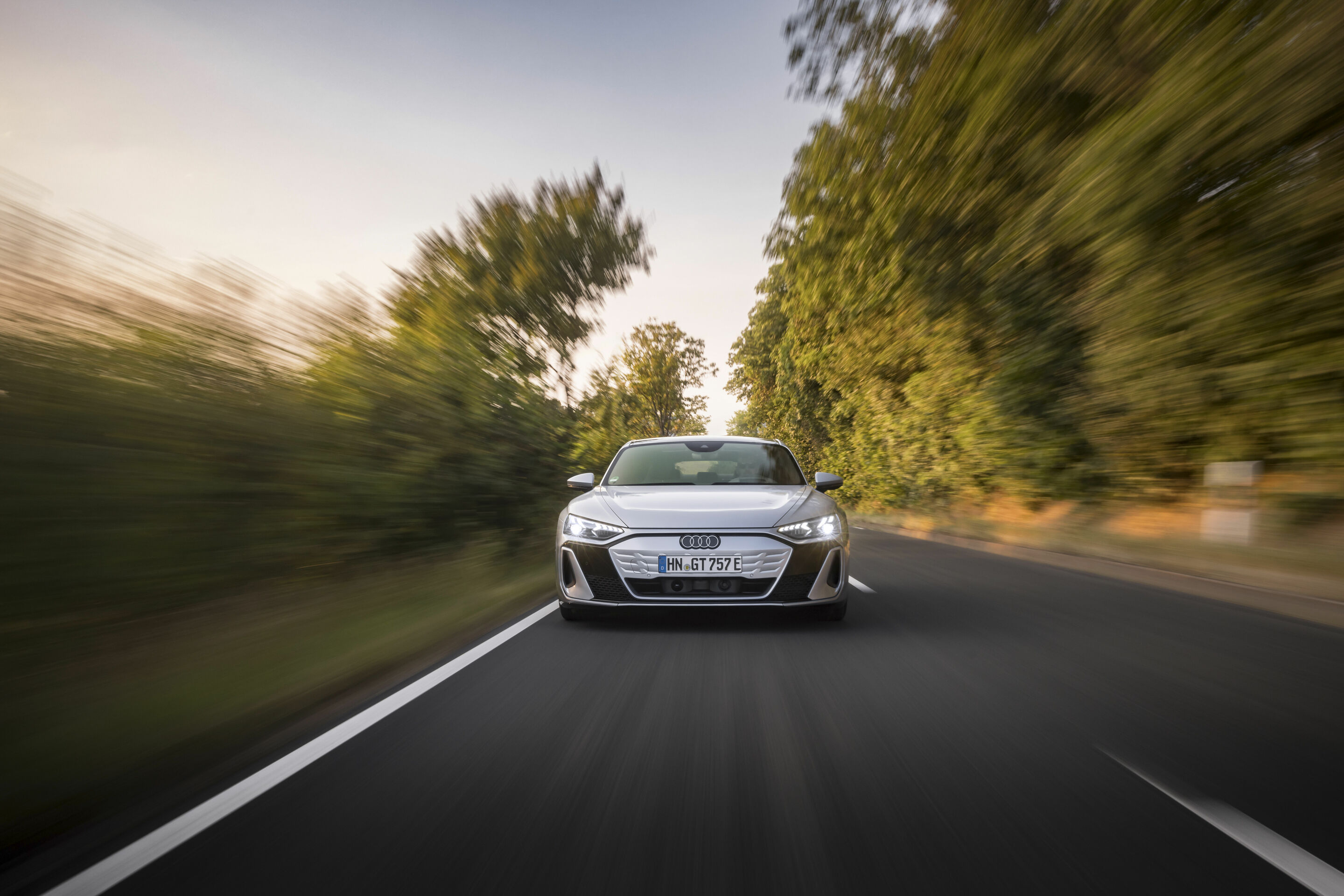 Audi S e-tron GT - Fahraufnahme,
Farbe: Florettsilber Metallic