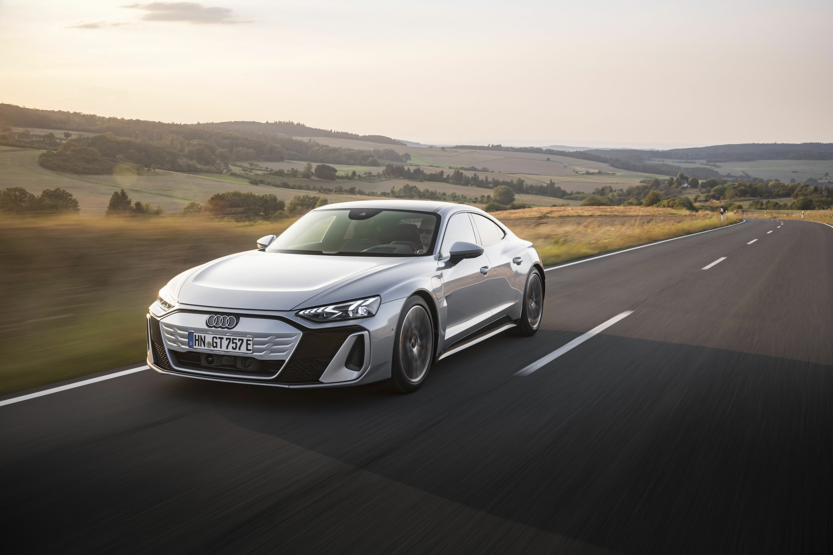 Audi S e-tron GT - Fahraufnahme,
Farbe: Florettsilber Metallic