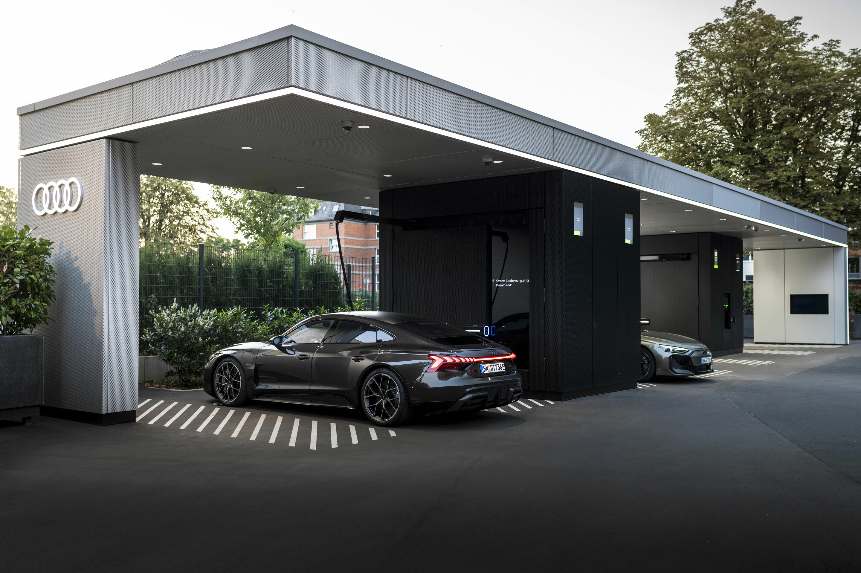 Audi RS e-tron GT performance - Standaufnahme,
Farbe: Arabicagrau Metallic, Oakgrün Metallic, Individuallackierung Audi exclusive