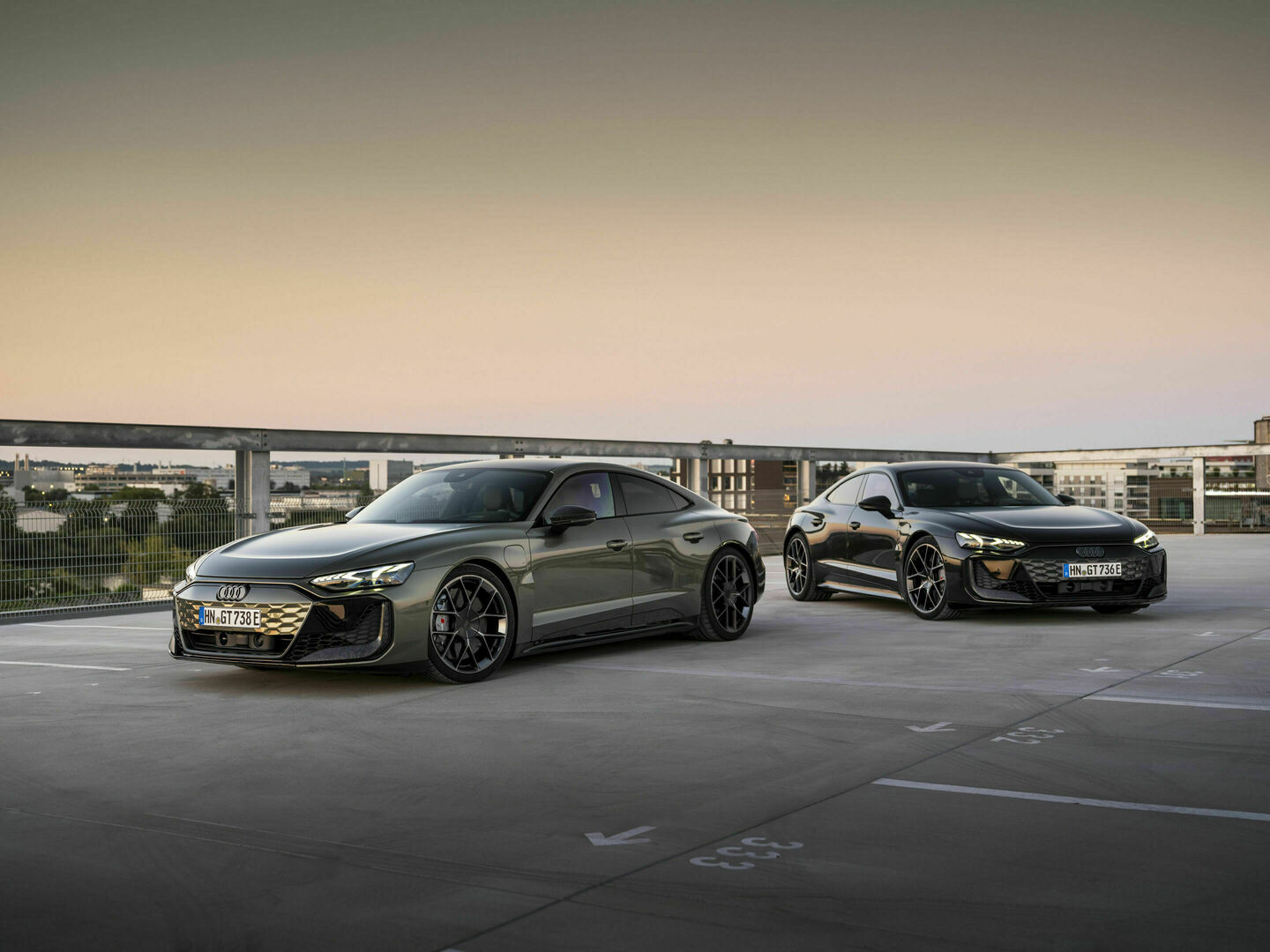 Audi RS e-tron GT performance, Static photo,
color: Oak green metallic, Arabica grey metallic, customized paint finish, Audi exclusive