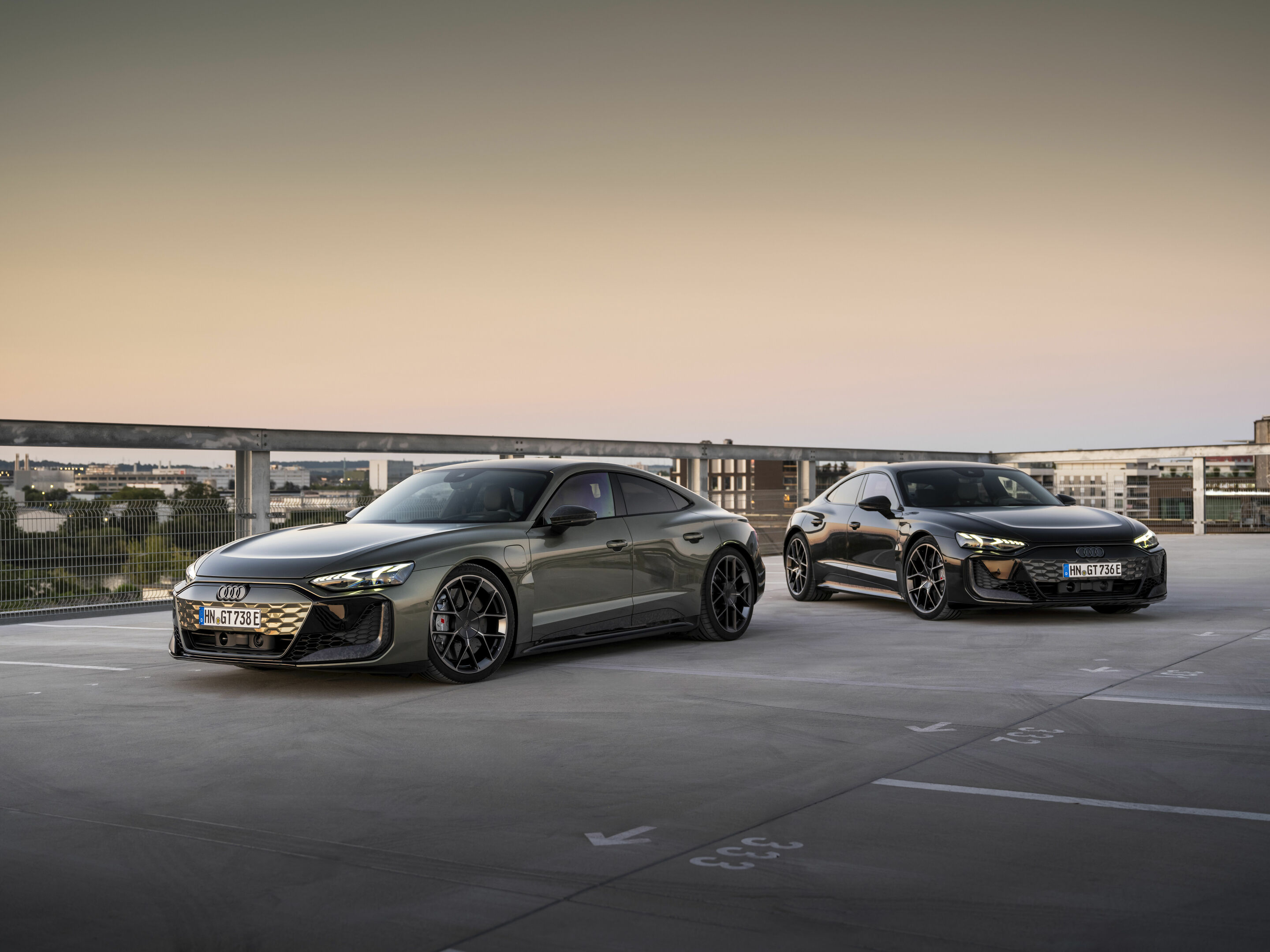 Audi RS e-tron GT performance - Standaufnahme,
Farbe: Oakgrün Metallic, Arabicagrau Metallic, Individuallackierung Audi exclusive