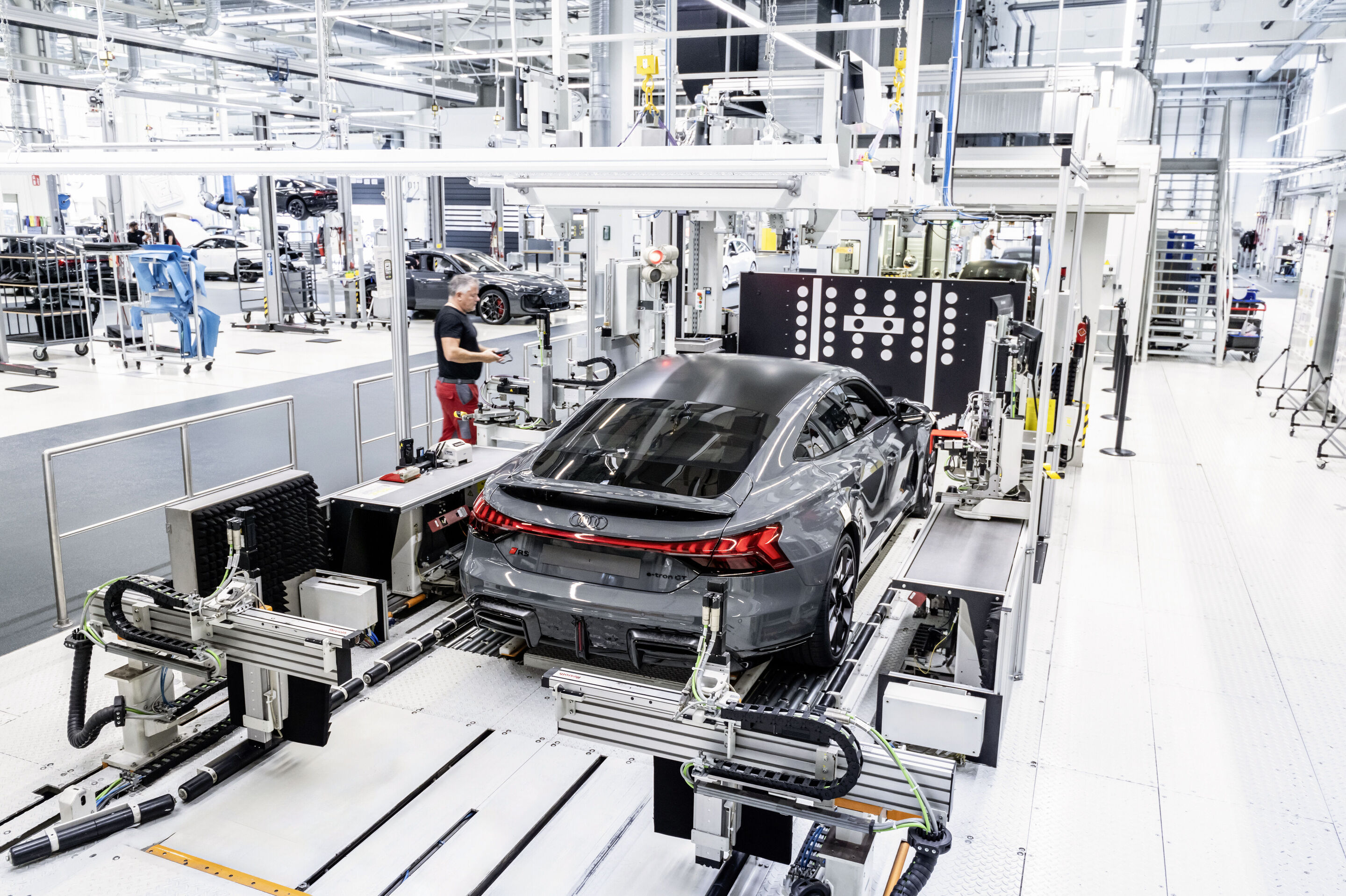 Audi e-tron GT - Finish des Audi e-tron GT in den Böllinger Höfen.