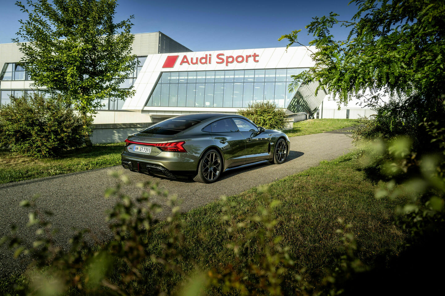Audi RS e-tron GT performance, Audi e-tron GT - The Audi e-tron GT at Böllinger Höfe.
Static photo,
color: Oak green metallic, customized paint finish, Audi exclusive