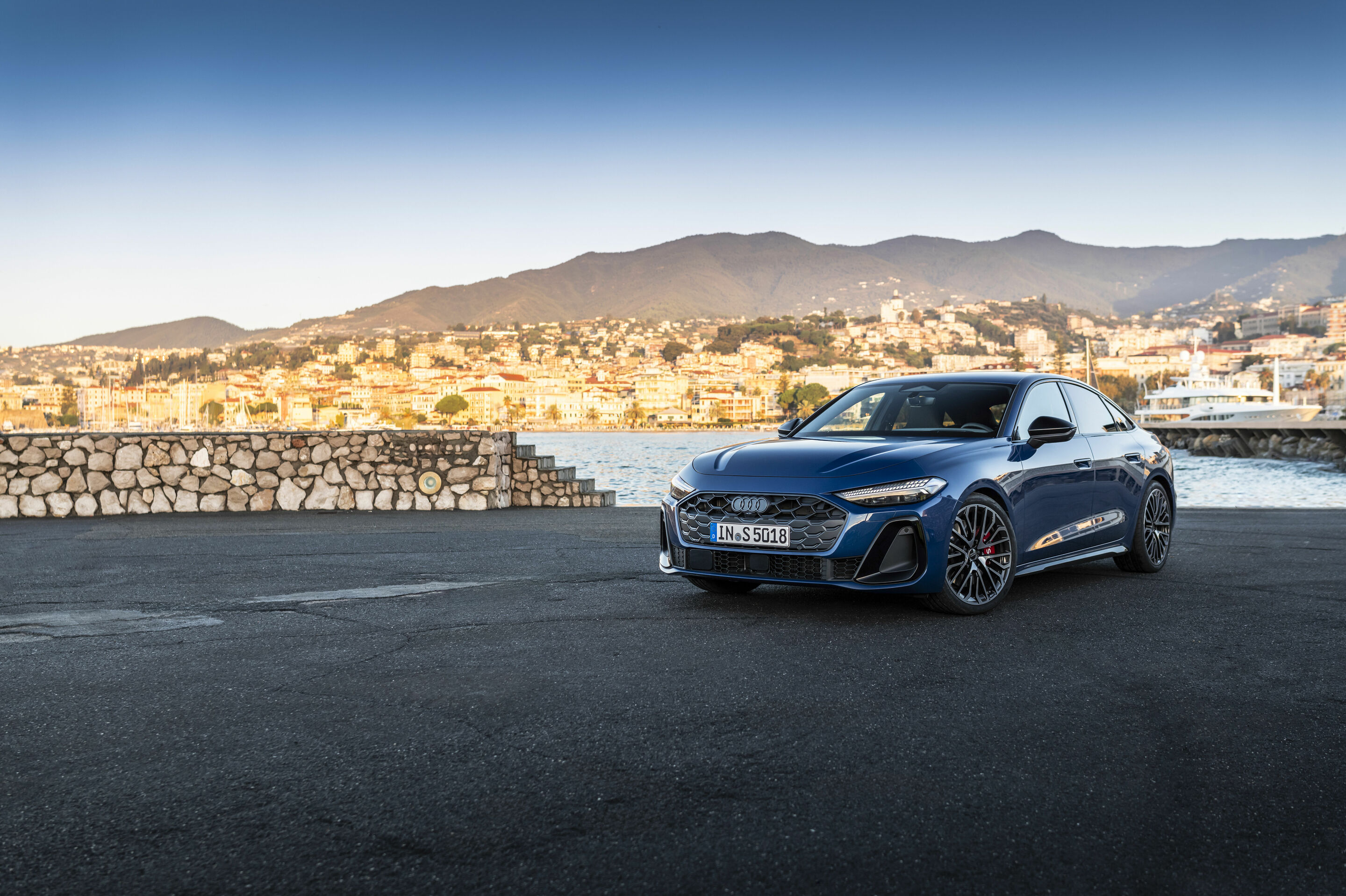 Audi S5 Limousine - Standaufnahme,
Farbe: Ascariblau Metallic