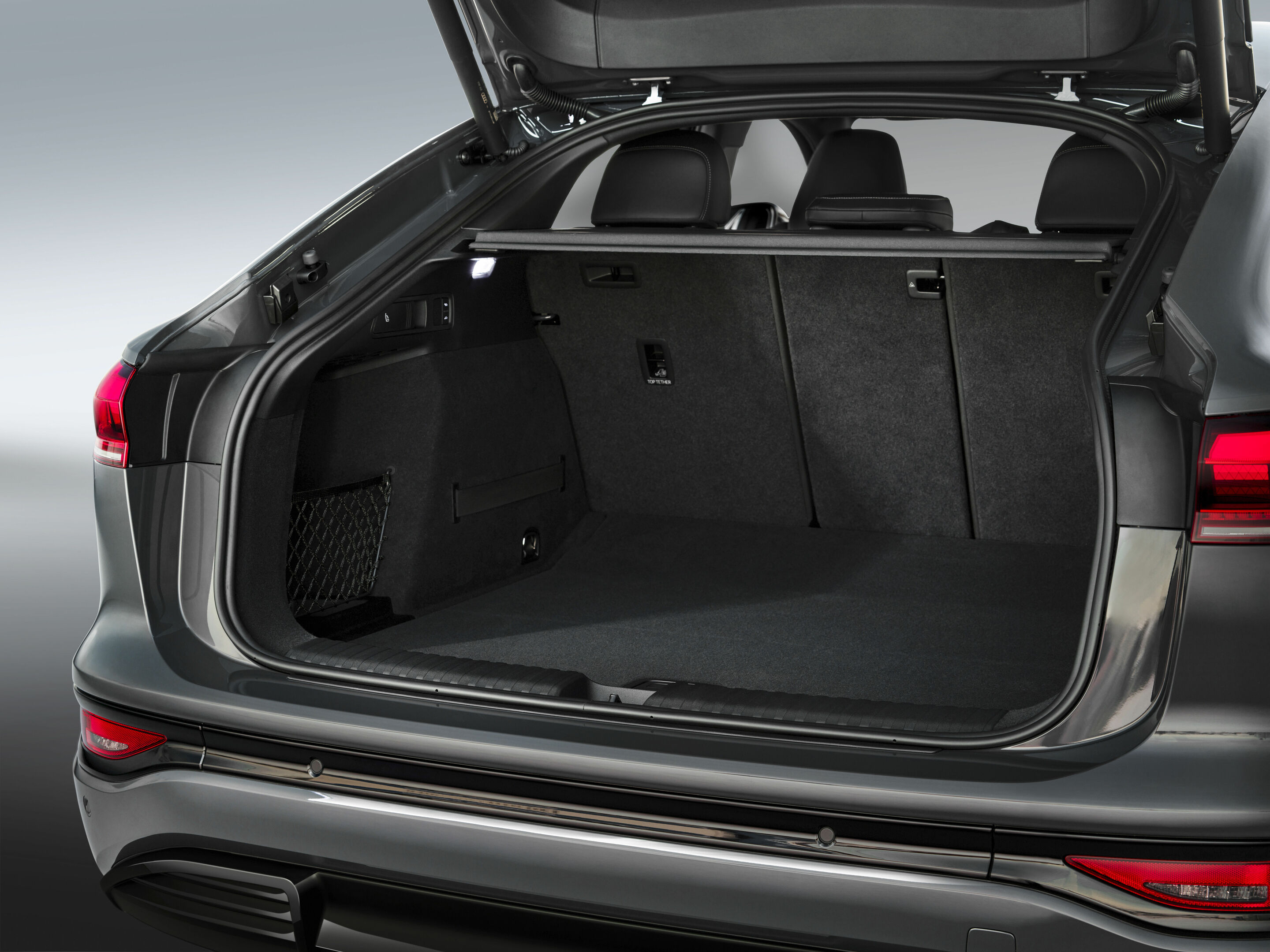 Audi Q6 Sportback e-tron - Luggage compartment,
Colour: Magnet gray