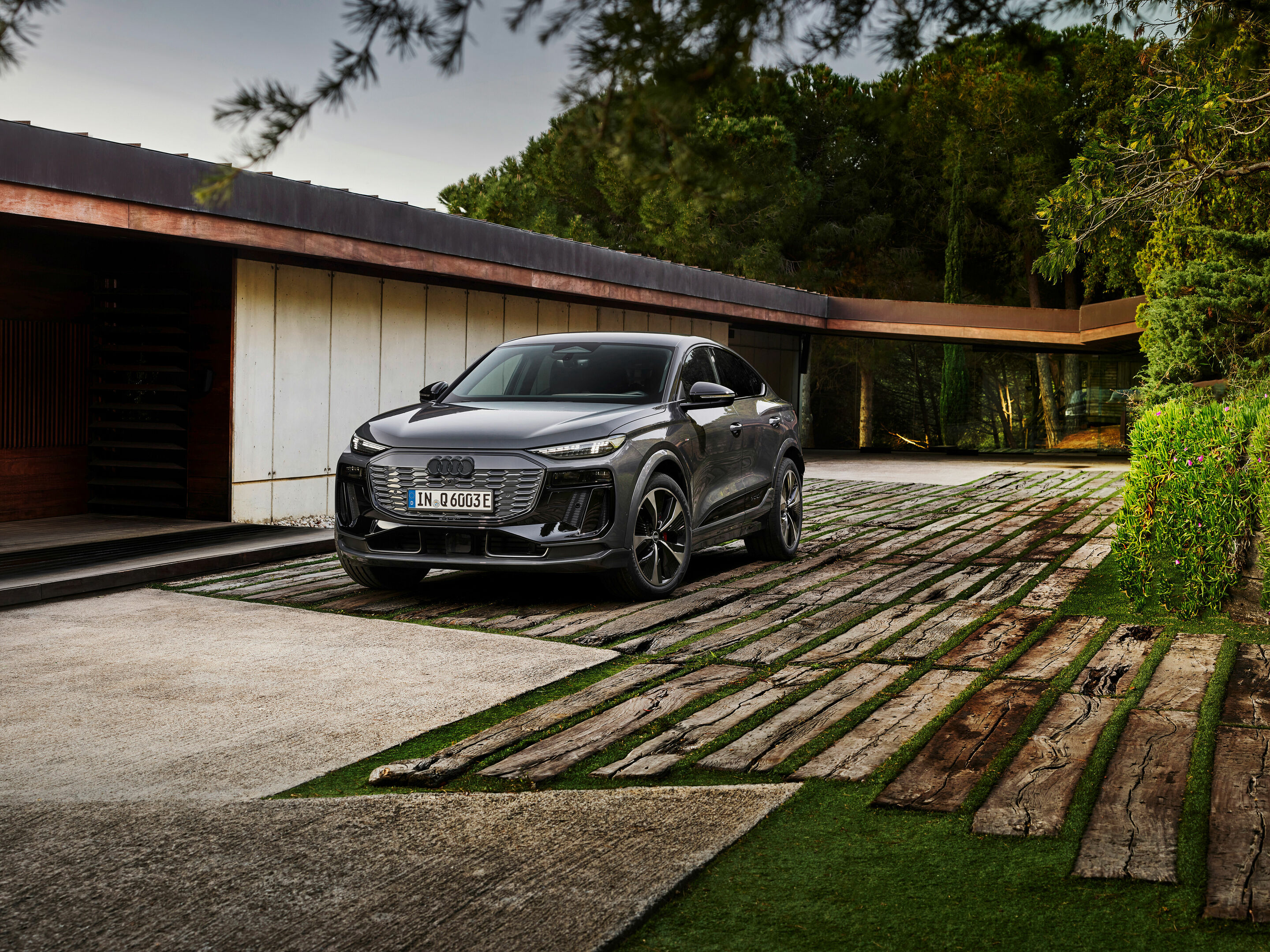 Audi Q6 Sportback e-tron - Standaufnahme,
Farbe: Magnetgrau