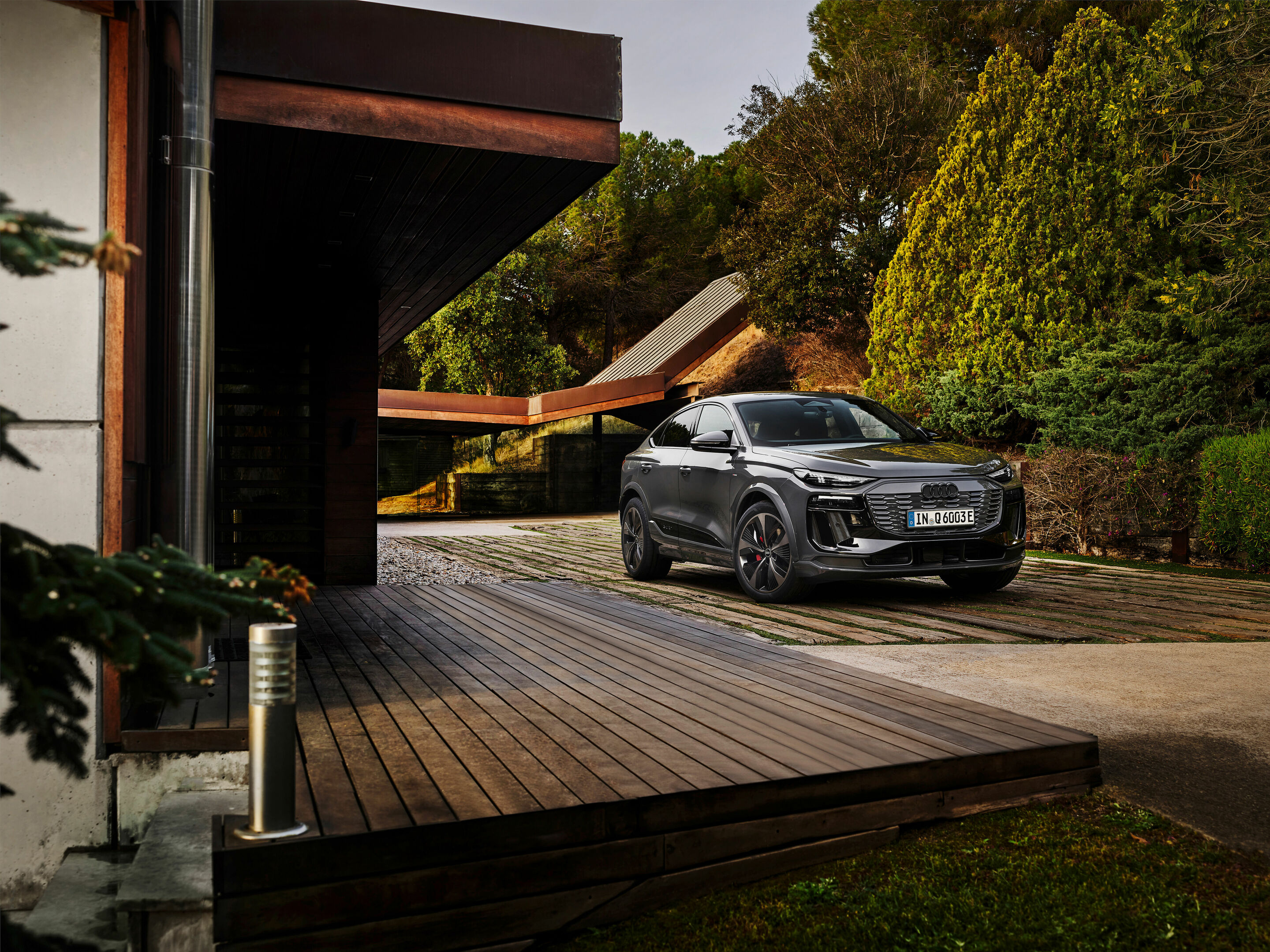 Audi Q6 Sportback e-tron - Standaufnahme,
Farbe: Magnetgrau