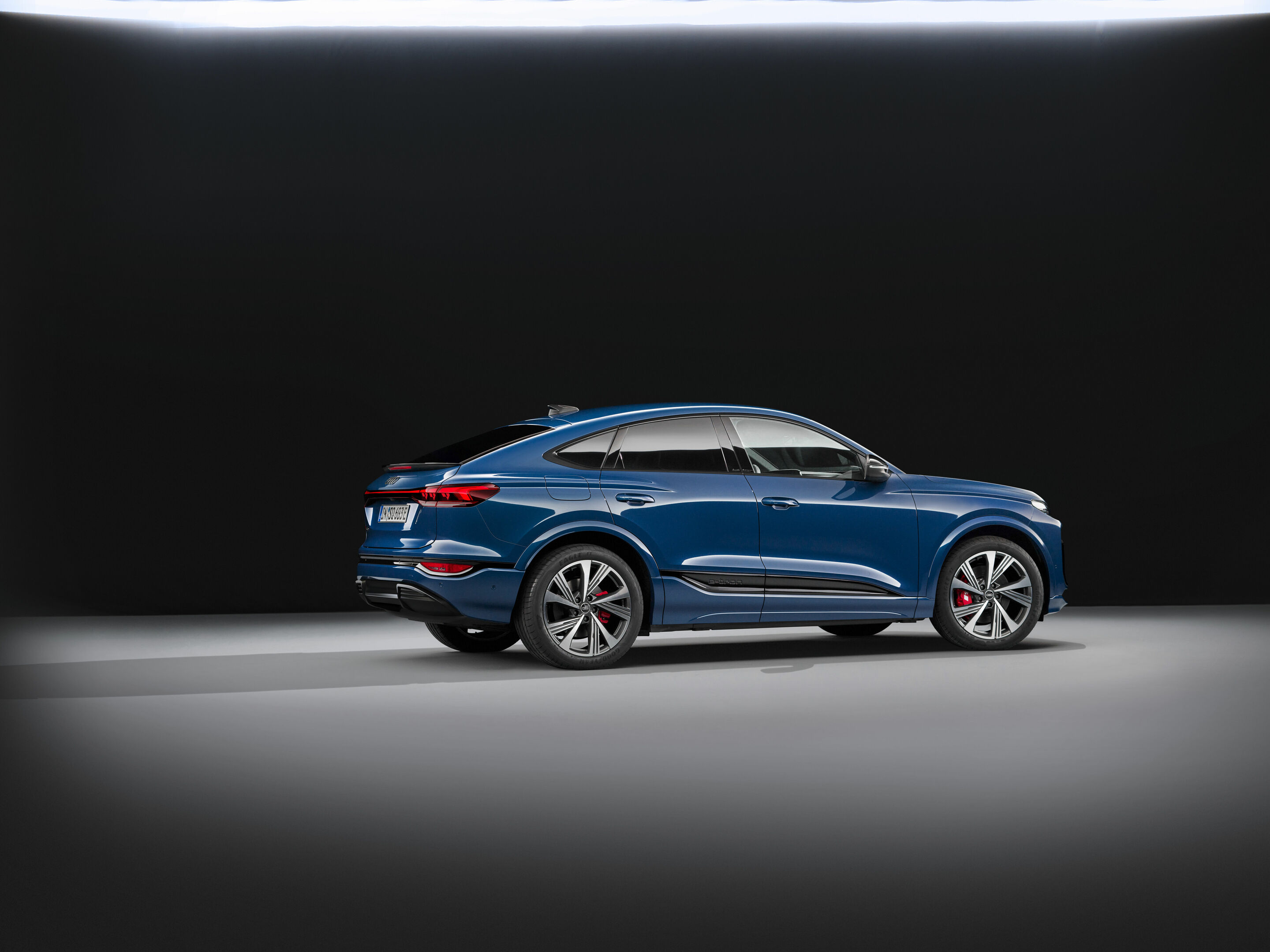 Audi SQ6 Sportback e-tron - Standaufnahme,
Farbe: Ascariblau Metallic