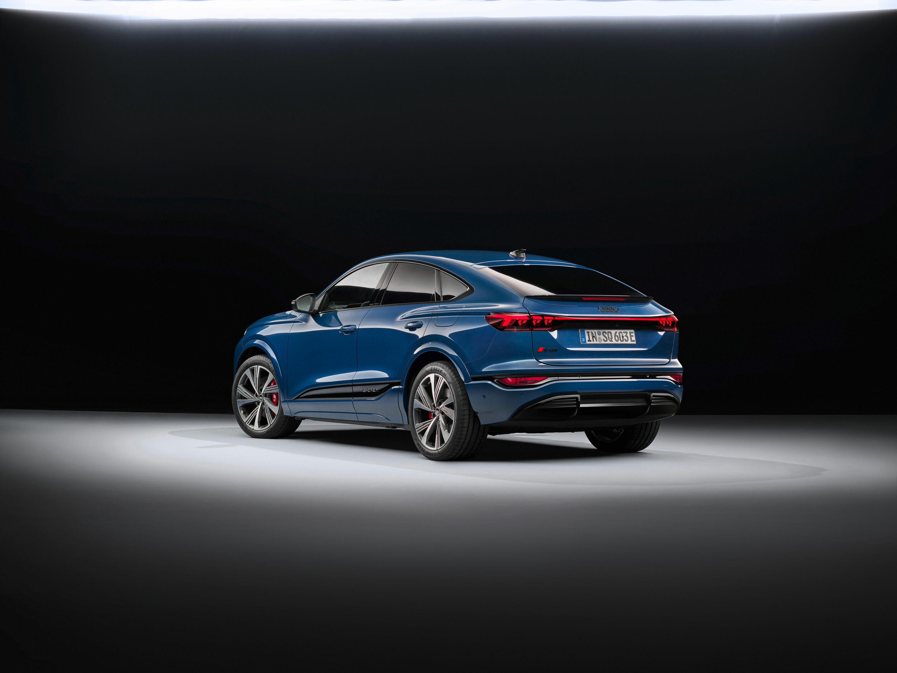 Audi SQ6 Sportback e-tron - Static photo,
Colour: Ascari blue metallic