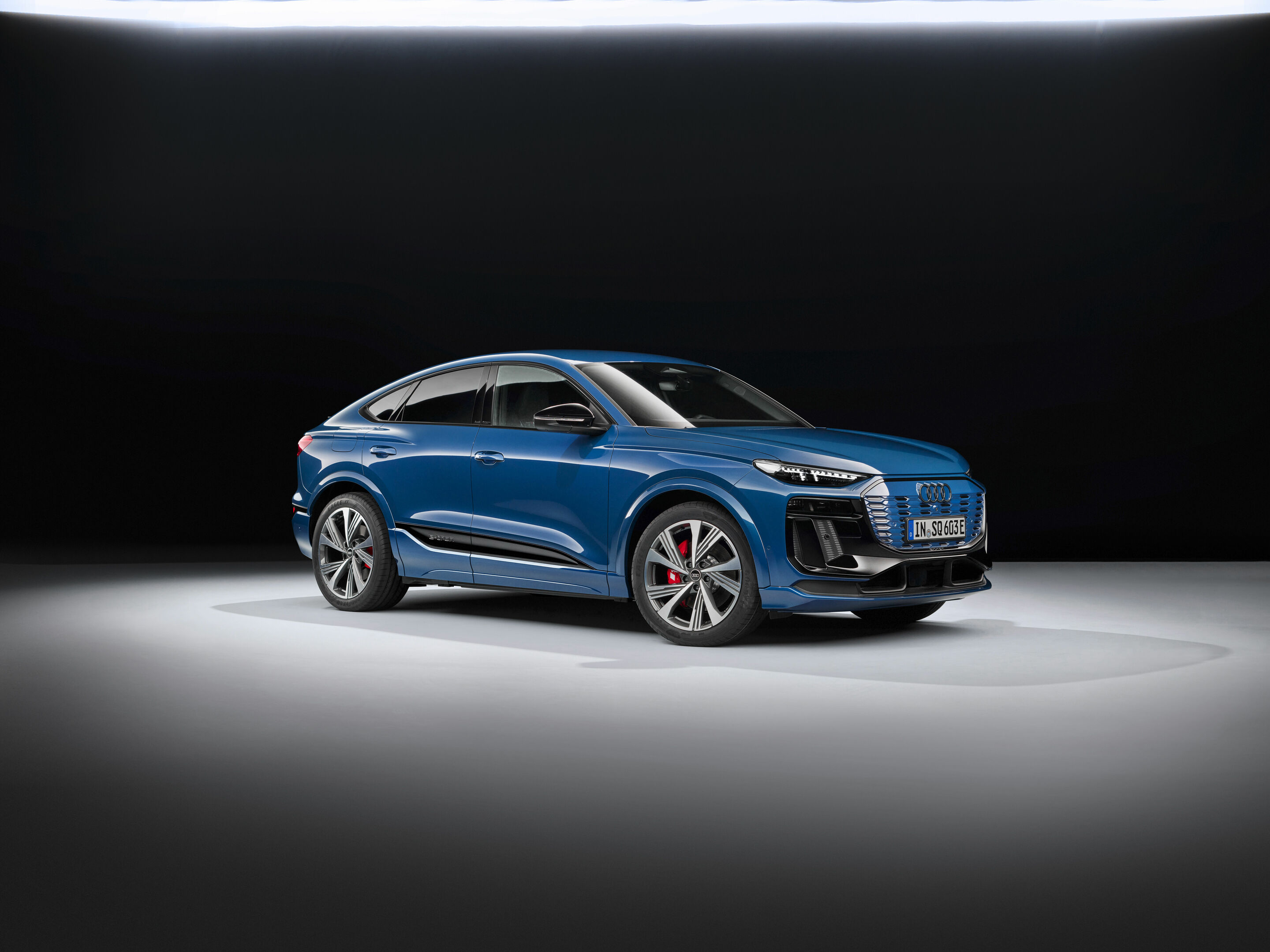 Audi SQ6 Sportback e-tron - Standaufnahme,
Farbe: Ascariblau Metallic