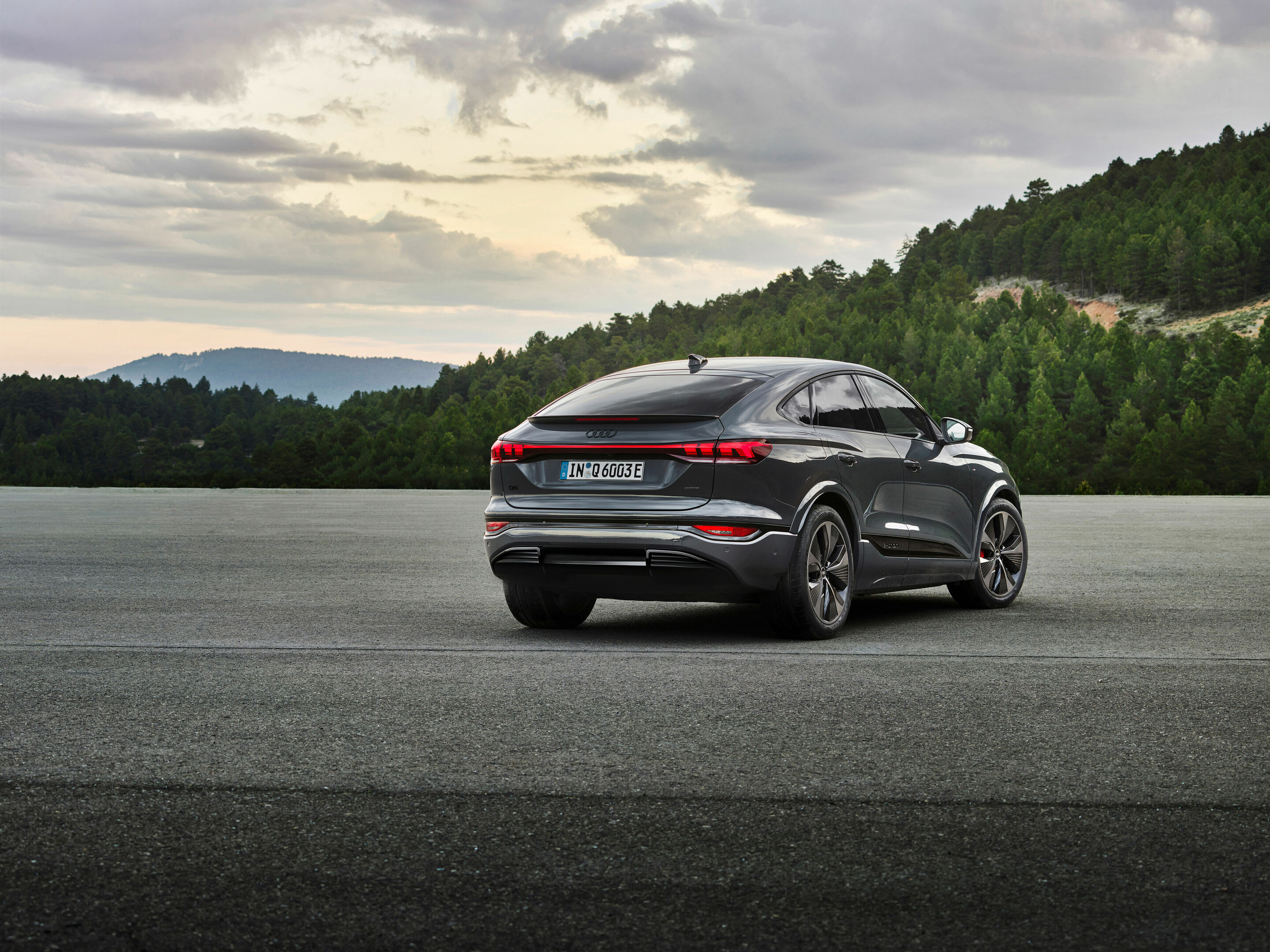 Audi Q6 Sportback e-tron - Standaufnahme,
Farbe: Magnetgrau