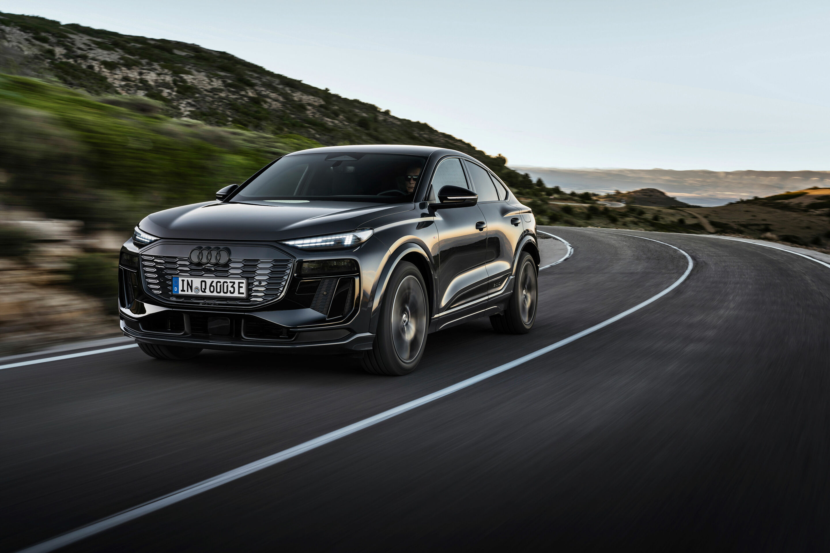 Audi Q6 Sportback e-tron - Fahraufnahme,
Farbe: Magnetgrau