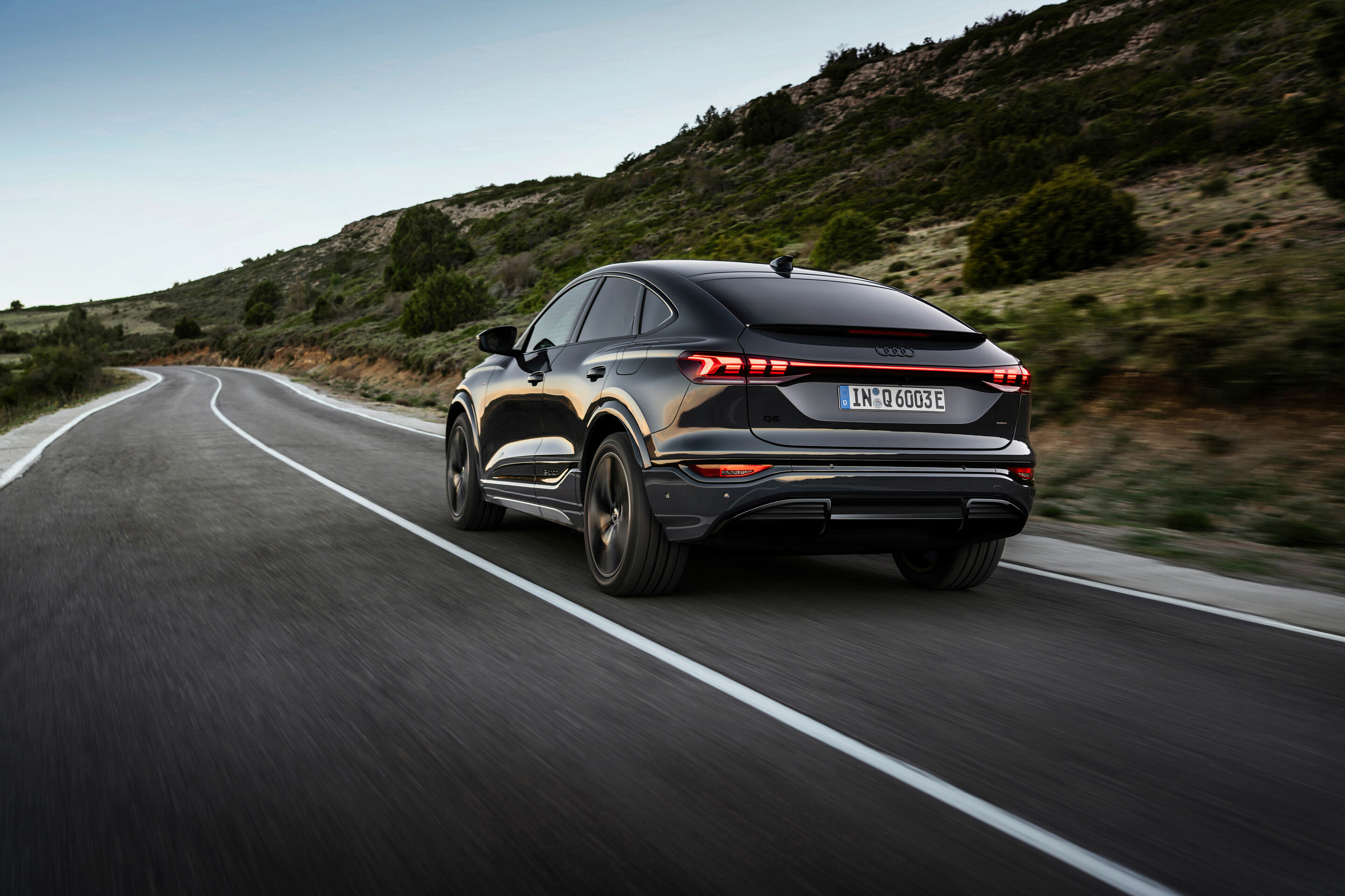 Audi Q6 Sportback e-tron - Fahraufnahme,
Farbe: Magnetgrau