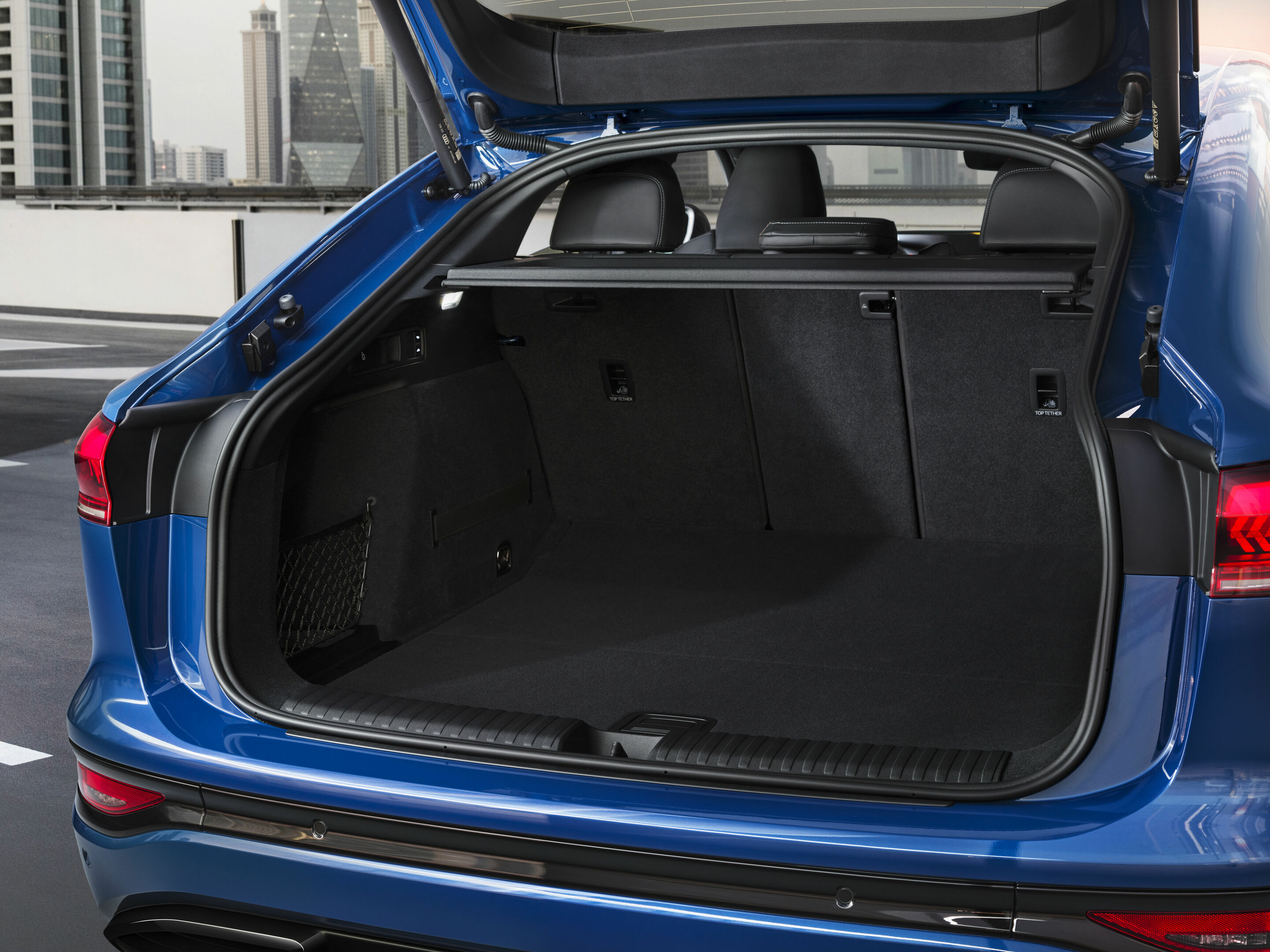 Audi SQ6 Sportback e-tron - Luggage compartment, 
Colour: Ascari blue metallic