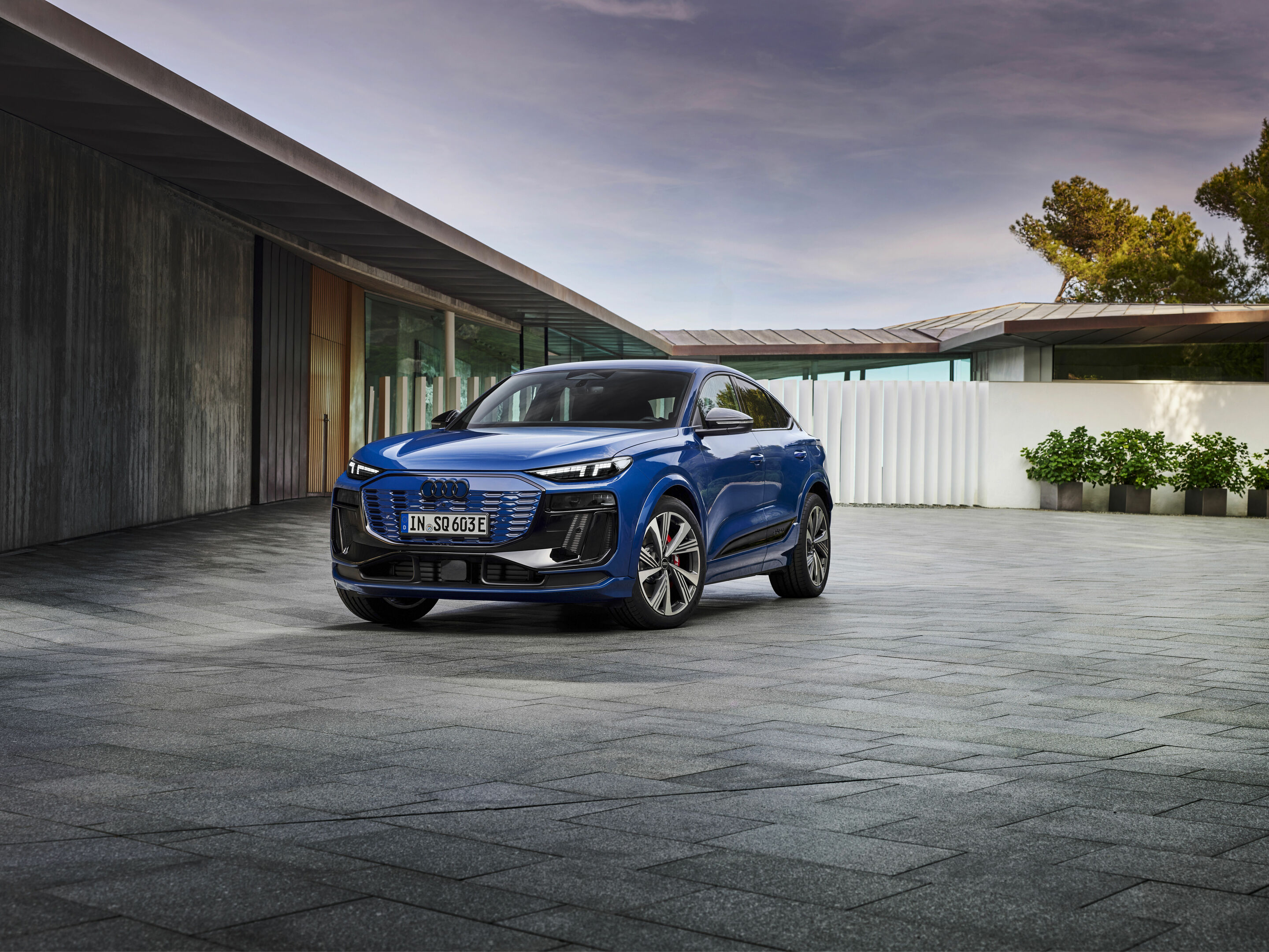 Audi SQ6 Sportback e-tron - Standaufnahme,
Farbe: Ascariblau Metallic