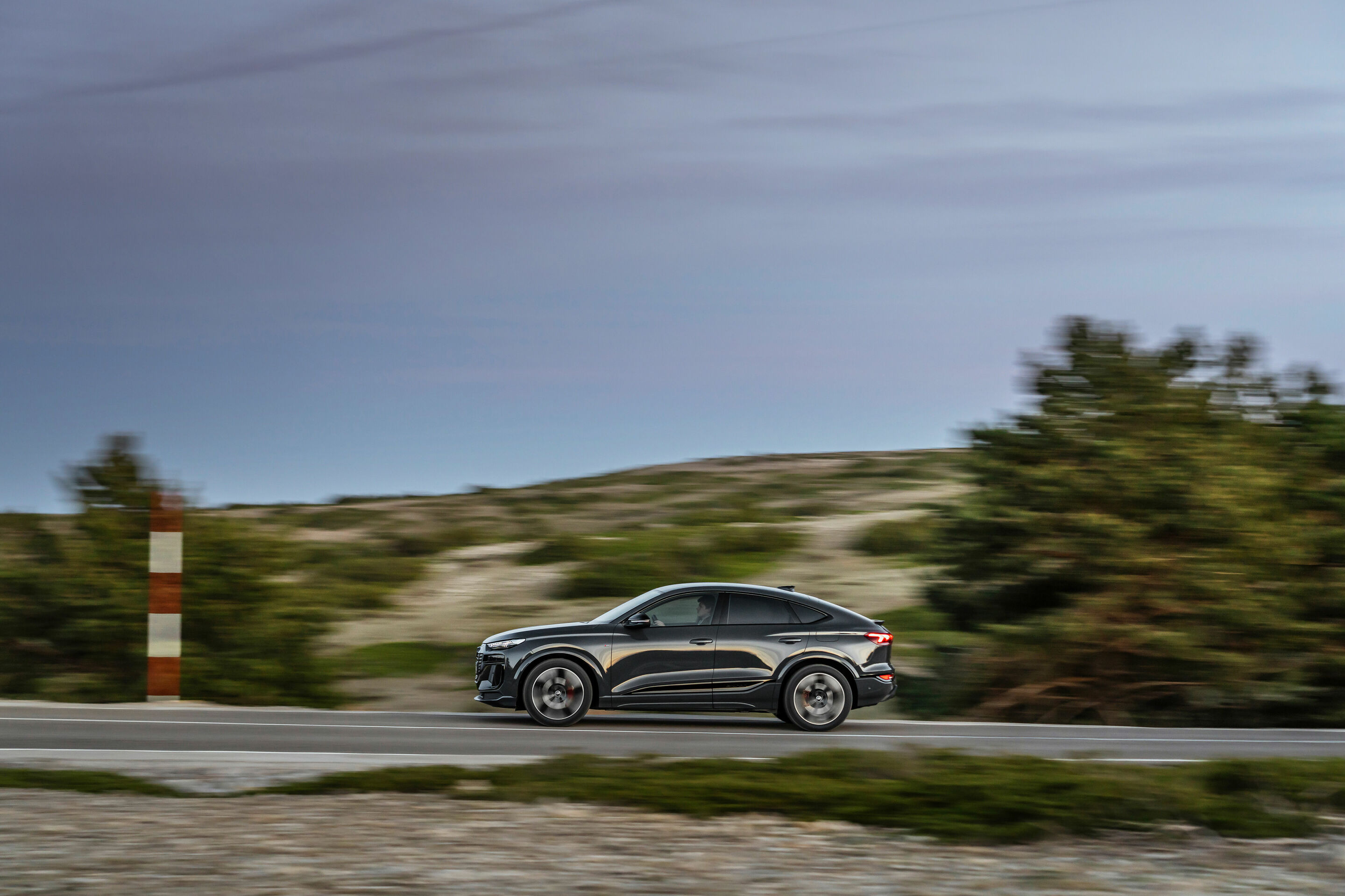 Audi Q6 Sportback e-tron - Fahraufnahme,
Farbe: Magnetgrau