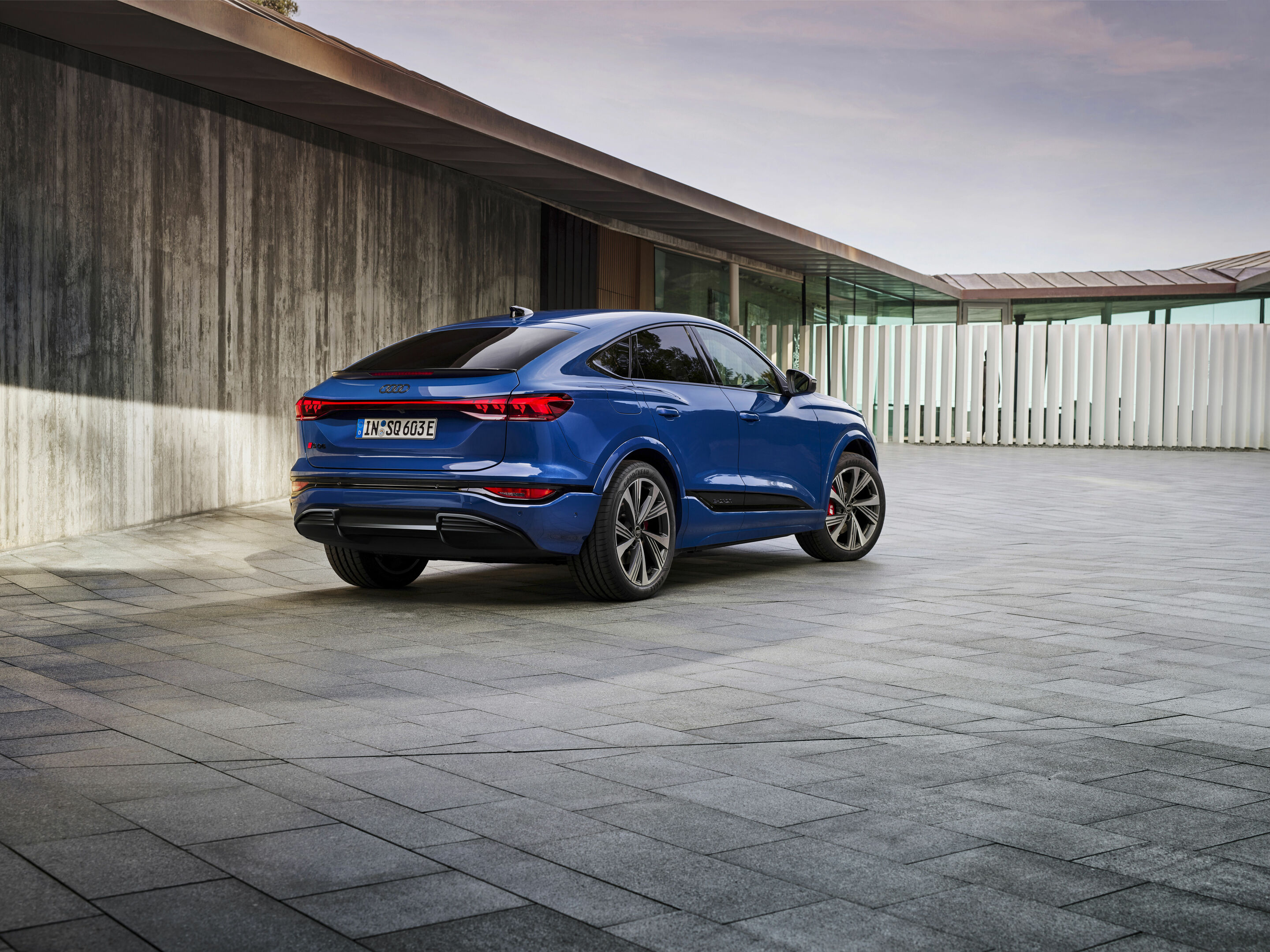 Audi SQ6 Sportback e-tron - Standaufnahme,
Farbe: Ascariblau Metallic