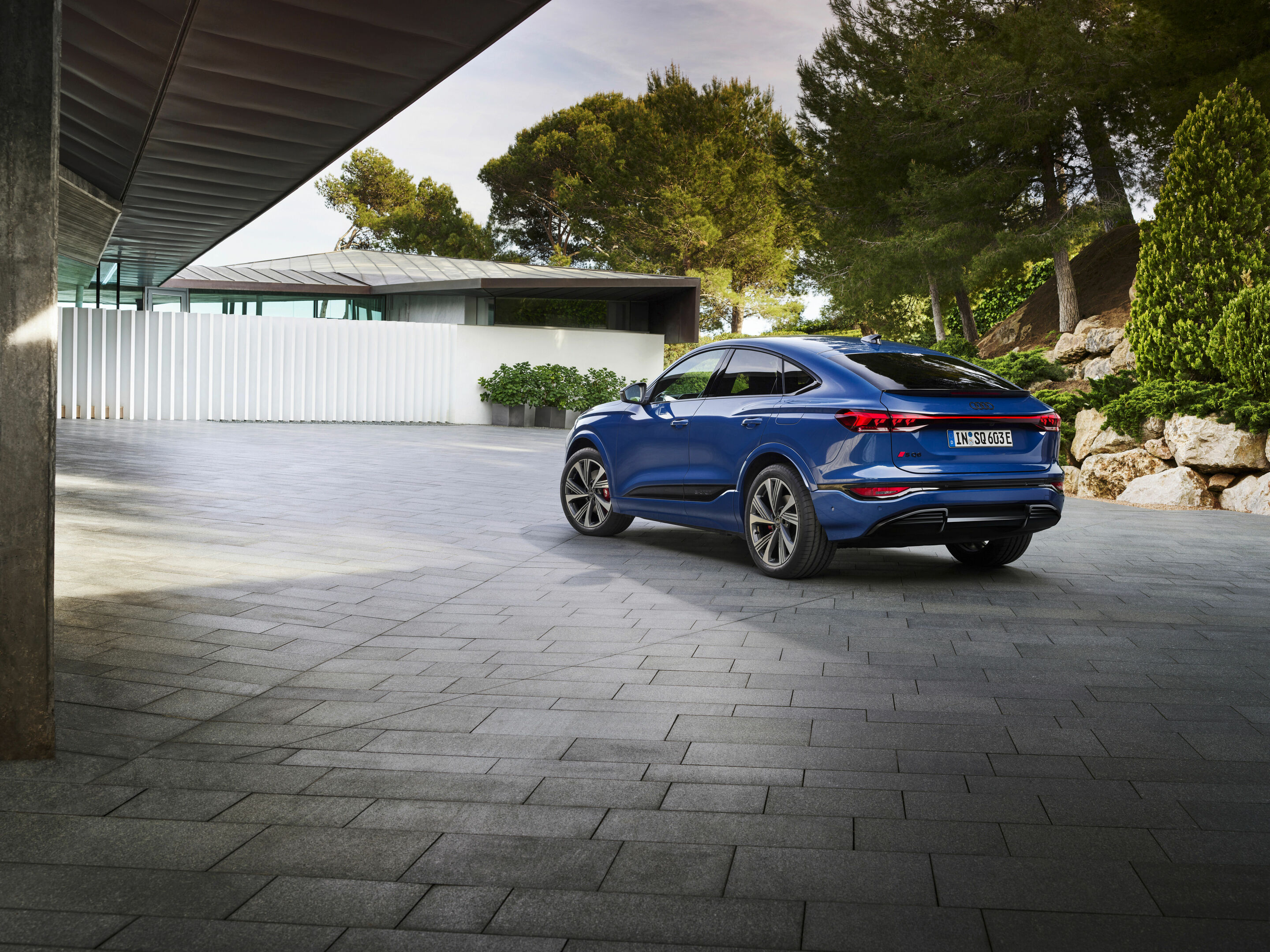 Audi SQ6 Sportback e-tron - Standaufnahme,
Farbe: Ascariblau Metallic