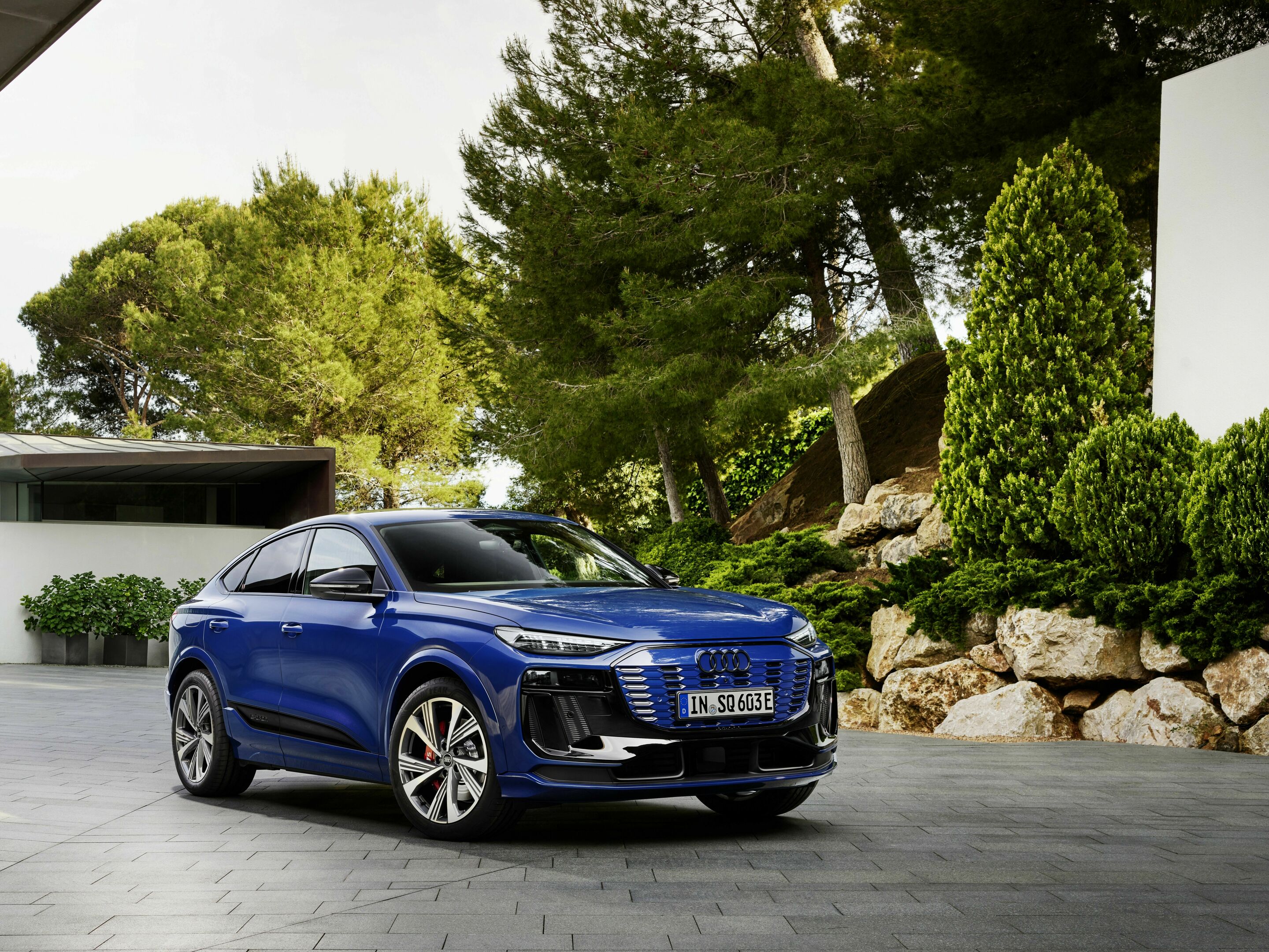 Audi SQ6 Sportback e-tron - Standaufnahme,
Farbe: Ascariblau Metallic