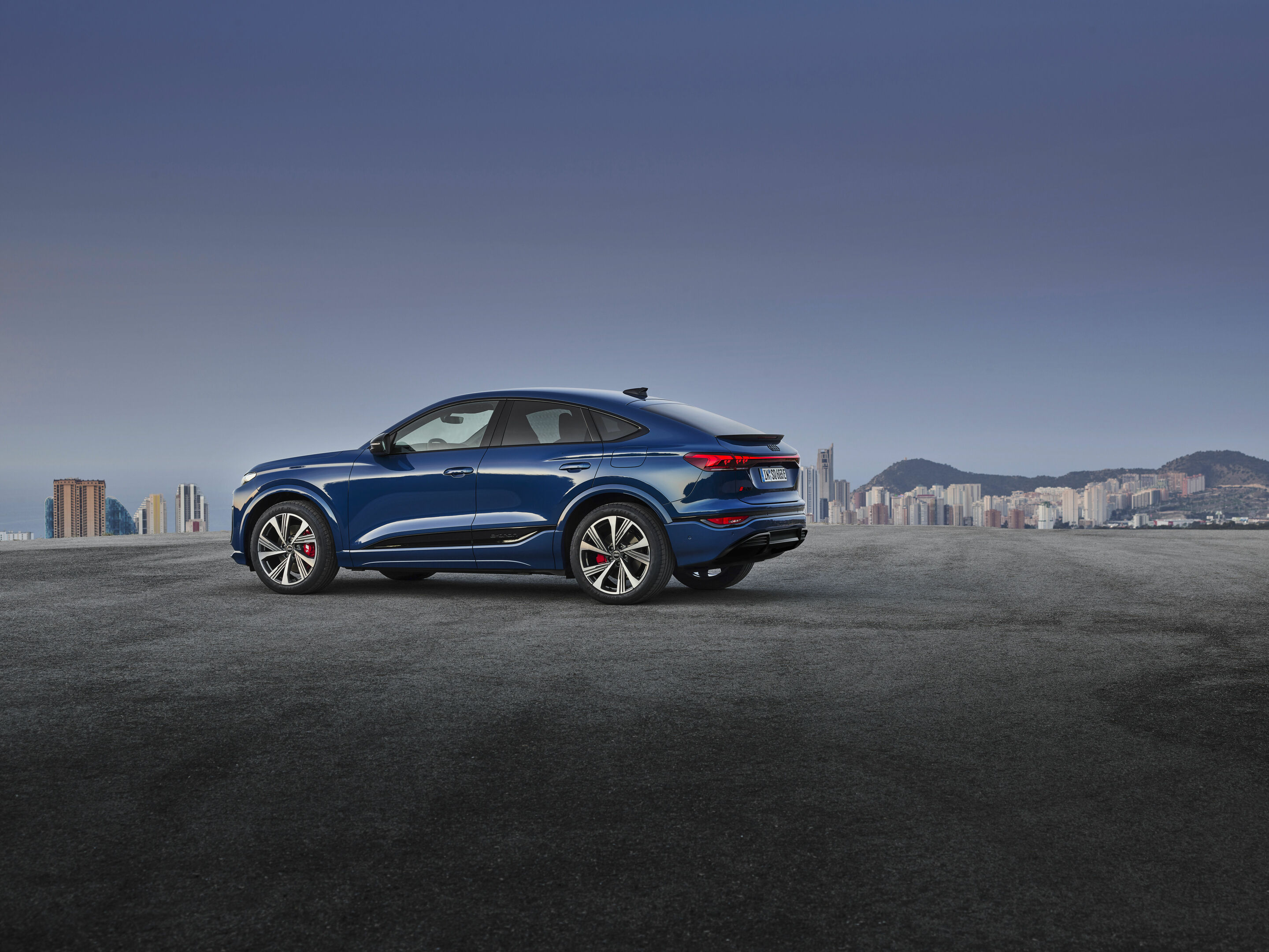 Audi SQ6 Sportback e-tron - Standaufnahme,
Farbe: Ascariblau Metallic