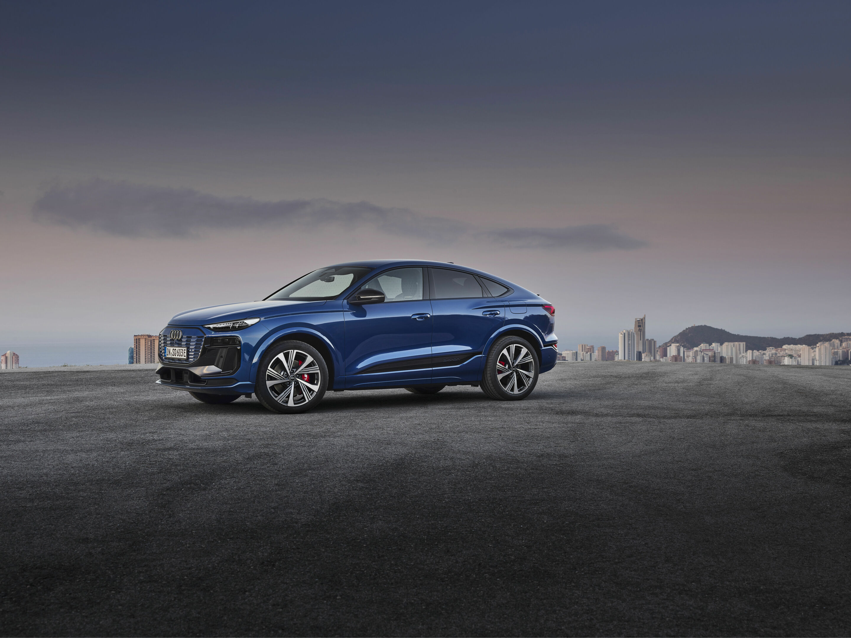 Audi SQ6 Sportback e-tron - Standaufnahme,
Farbe: Ascariblau Metallic