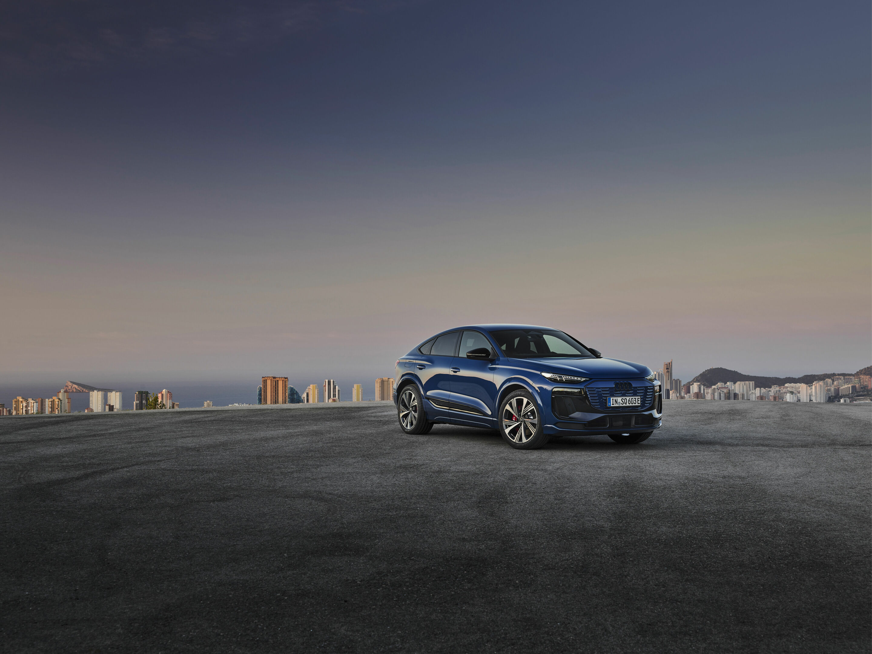 Audi SQ6 Sportback e-tron - Standaufnahme,
Farbe: Ascariblau Metallic