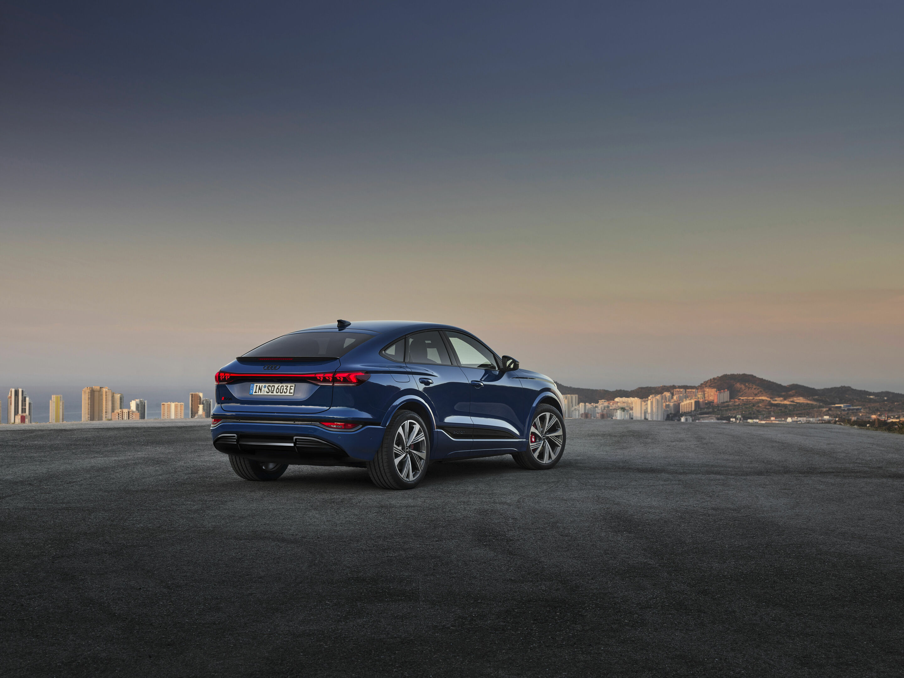 Audi SQ6 Sportback e-tron - Standaufnahme,
Farbe: Ascariblau Metallic
