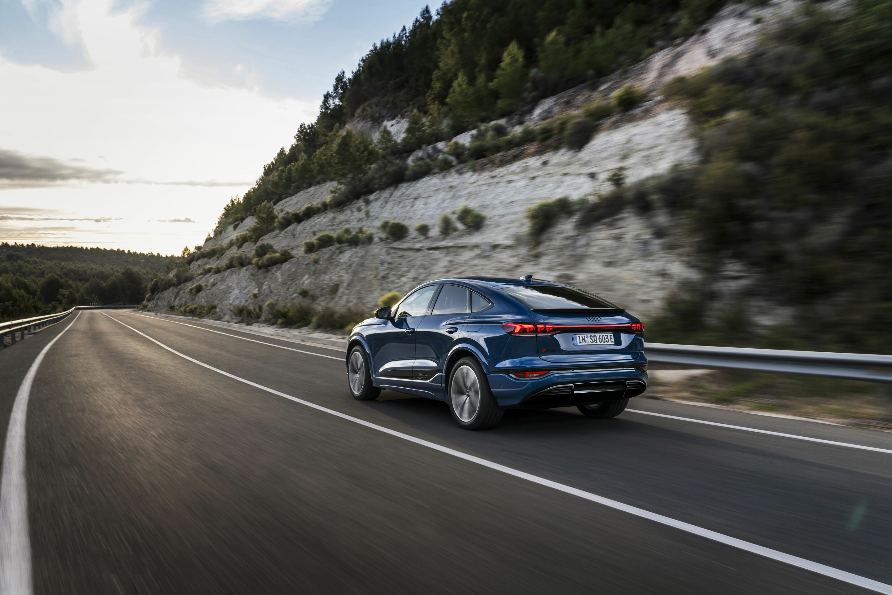 Audi SQ6 Sportback e-tron - Fahraufnahme,
Farbe: Ascariblau Metallic