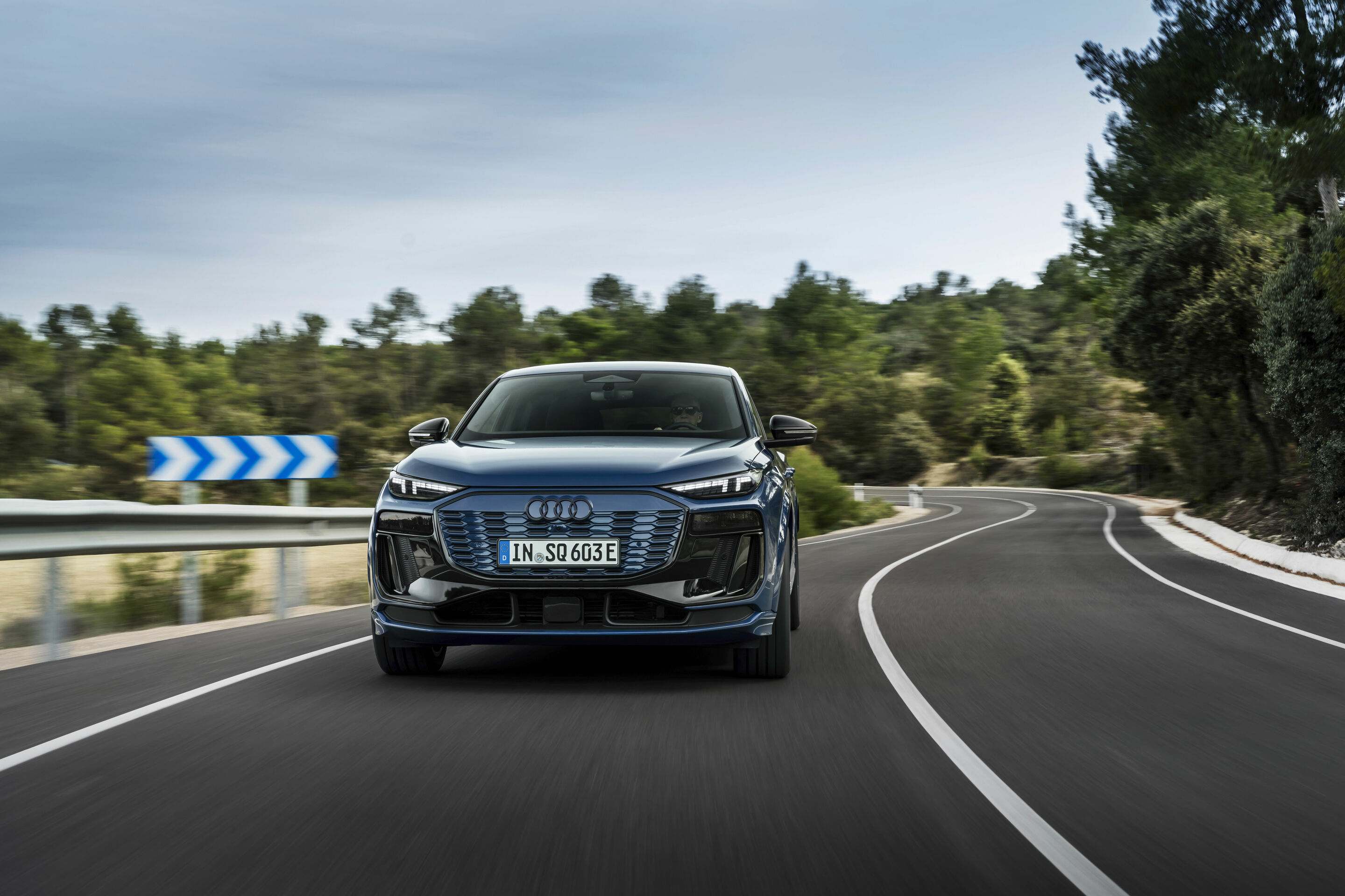 Audi SQ6 Sportback e-tron - Fahraufnahme,
Farbe: Ascariblau Metallic