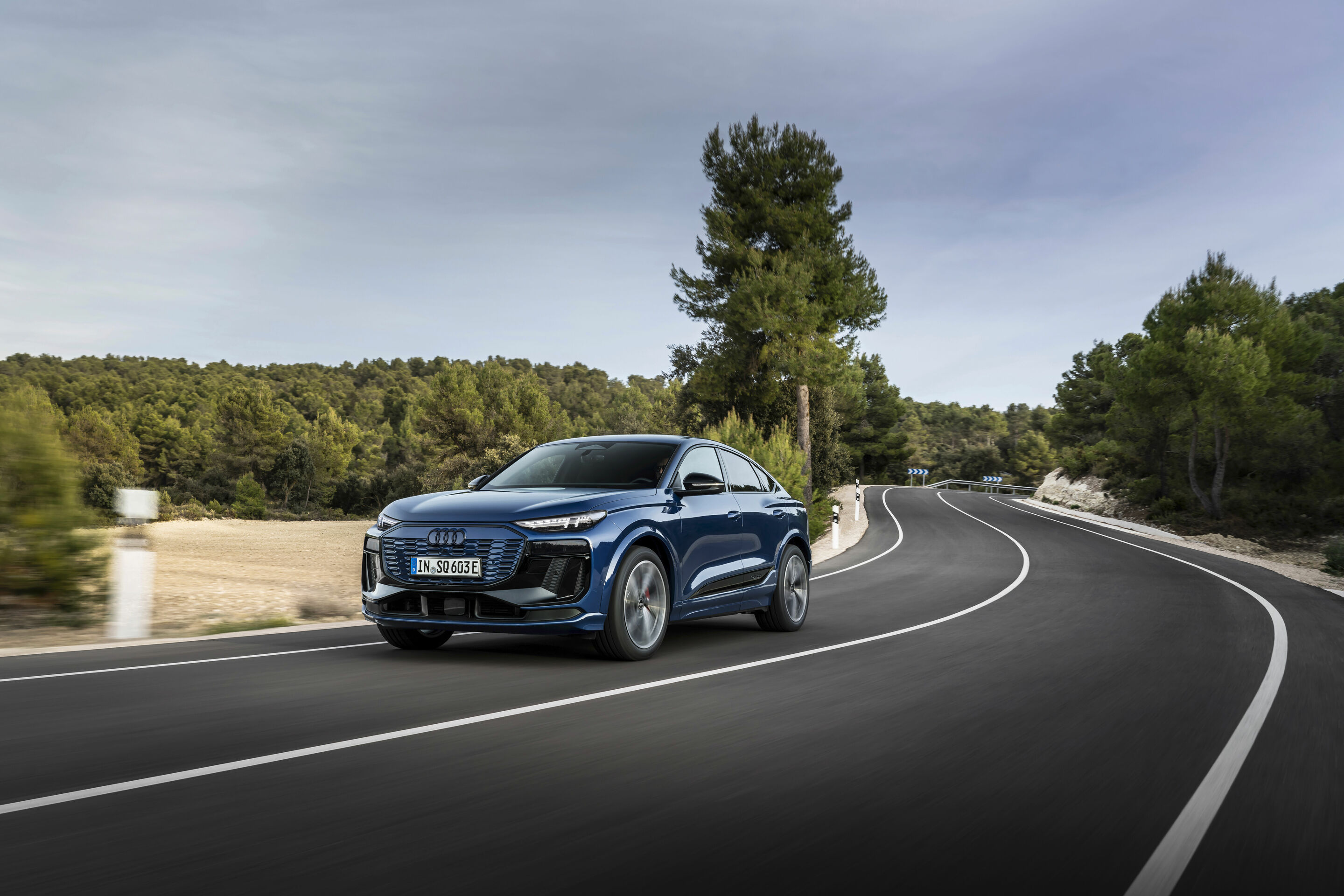 Audi SQ6 Sportback e-tron - Dynamic photo,
Colour: Ascari blue metallic
