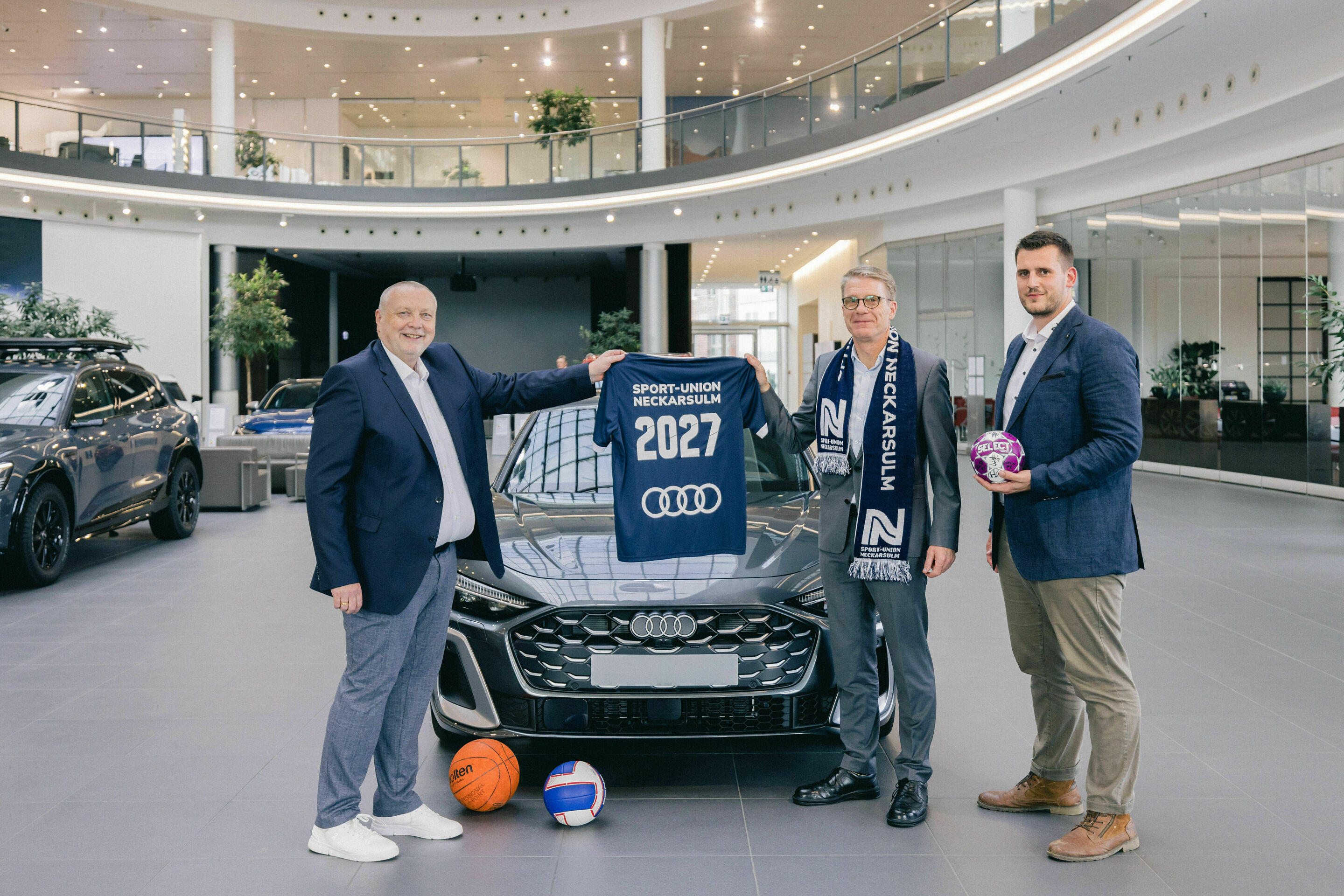 Audi bleibt verlässlicher Partner des Sports in der Region - Audi weitet sein Engagement bei der Sport-Union Neckarsulm aus und verlängert die Partnerschaft bis 2027: Bernd Dollmann, Mitglied des Vorstands der Sport-Union Neckarsulm, Fred Schulze, Werkleiter...