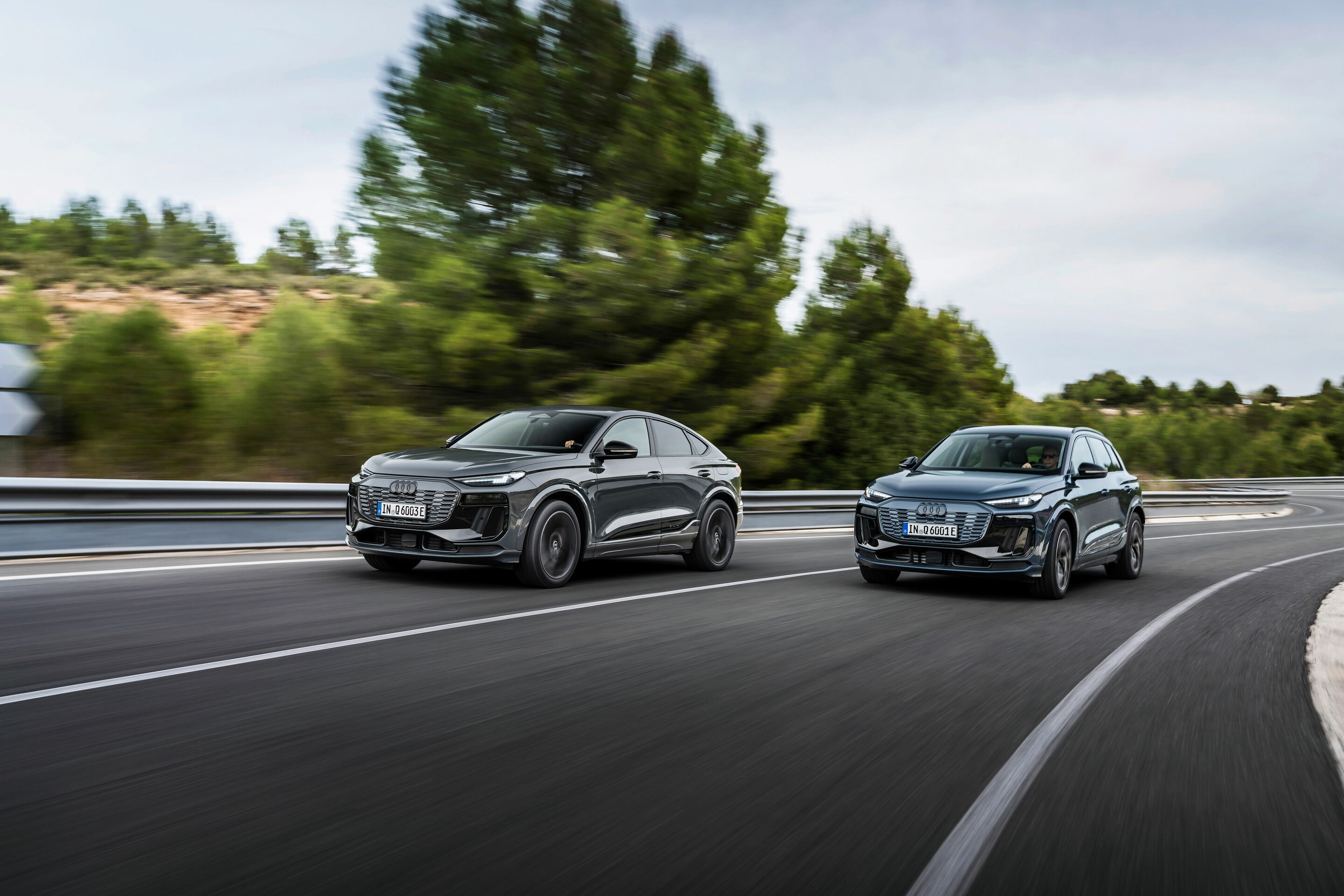 Audi Q6 Sportback e-tron / Audi Q6 SUV e-tron - Fahraufnahme,
Farbe: Magnetgrau, Ascariblau Metallic