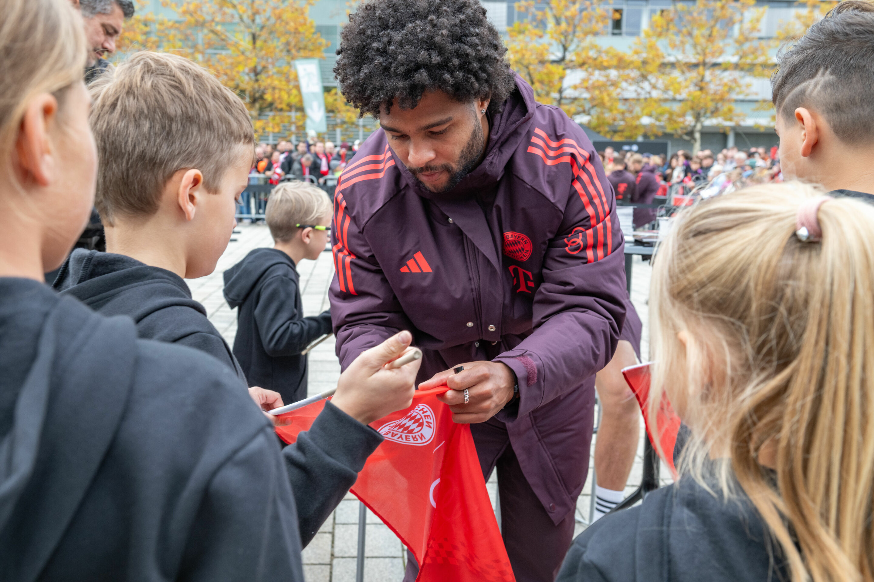Audi übergibt Dienstwagen an FC Bayern - Fahrzeugübergabe an der Audi Piazza in Ingolstadt: Die Bayern Spieler um Offensivmann Serge Gnabry machten ihre Fans mit Selfies und Autogrammen glücklich.