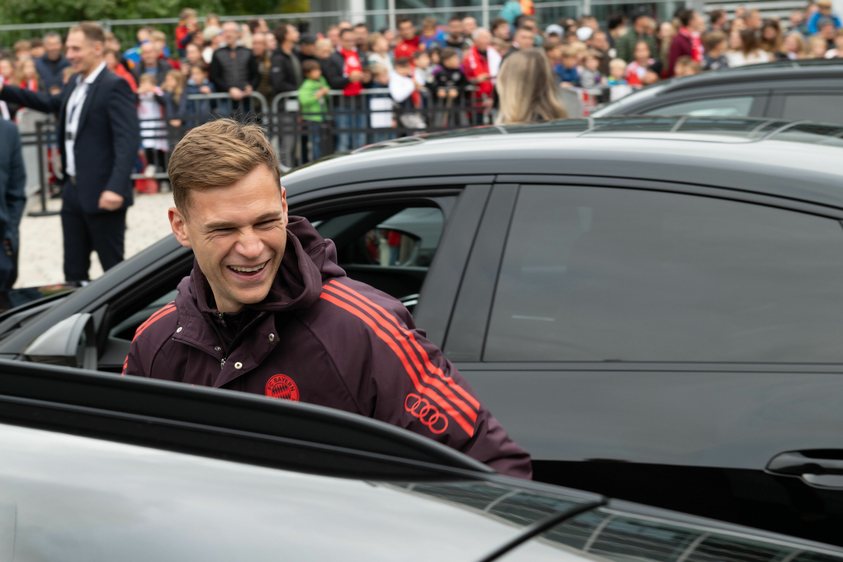 Audi übergibt Dienstwagen an FC Bayern - DFB-Kapitän und Bayern-Spieler Joshua Kimmich hatte sichtlich Spaß mit seinem neuen Audi SQ8 e-tron in Mythosschwarz Metallic.